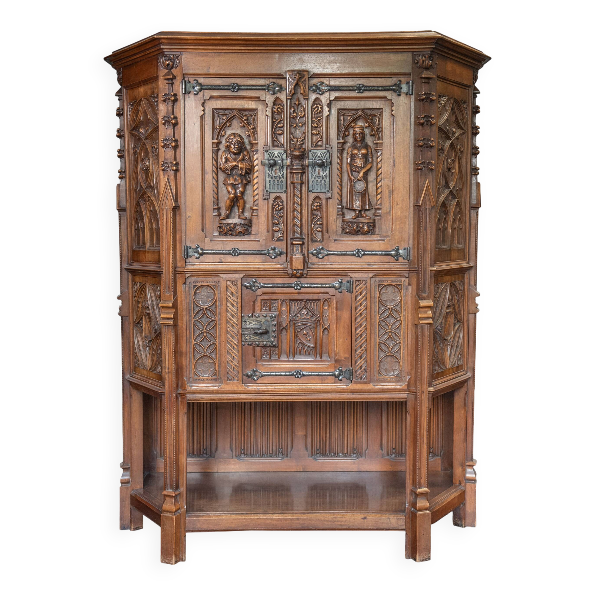 Cabinet, buffet sculpté français de style néo-gothique, fin du XIXe siècle