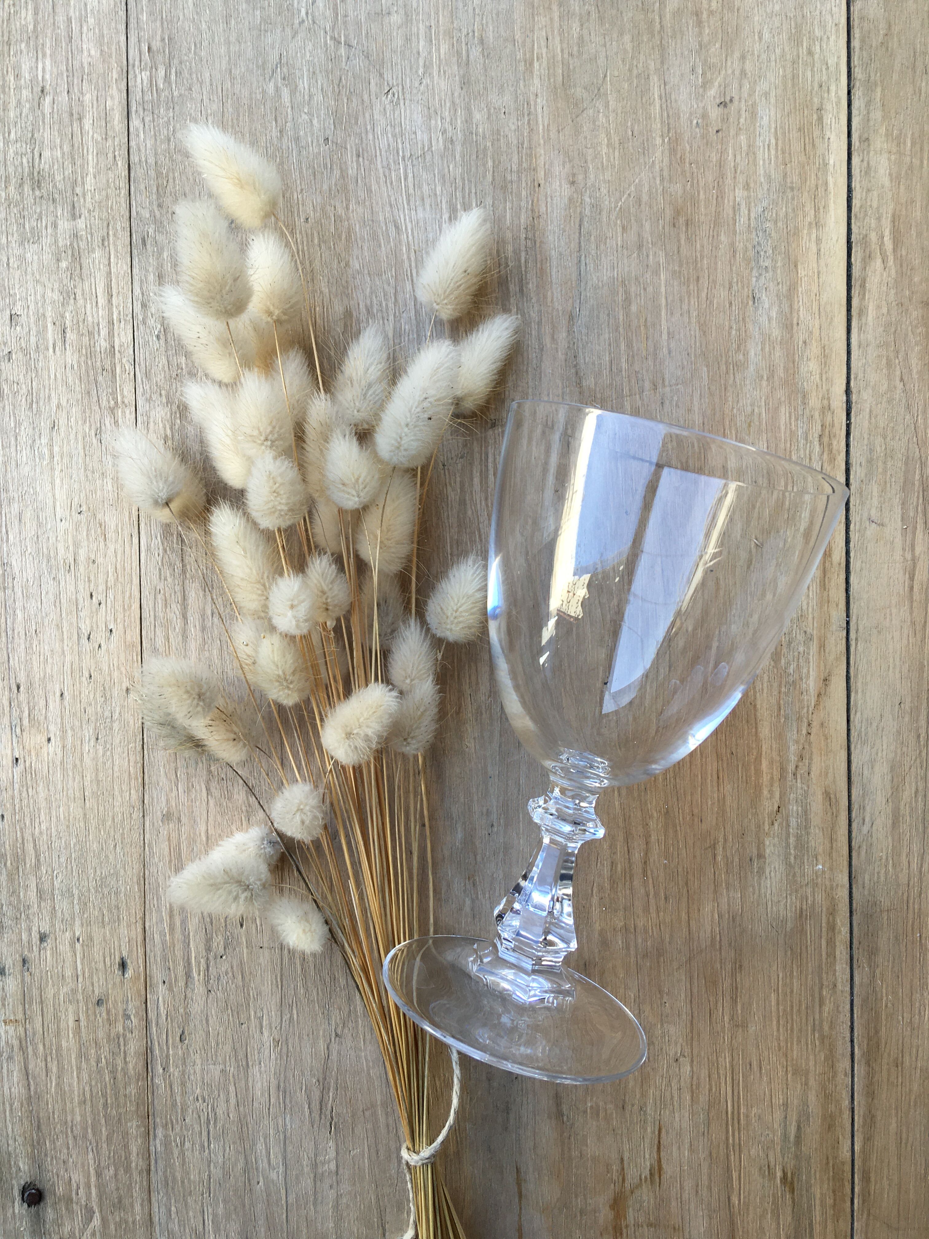 Wine glasses with chiseled foot