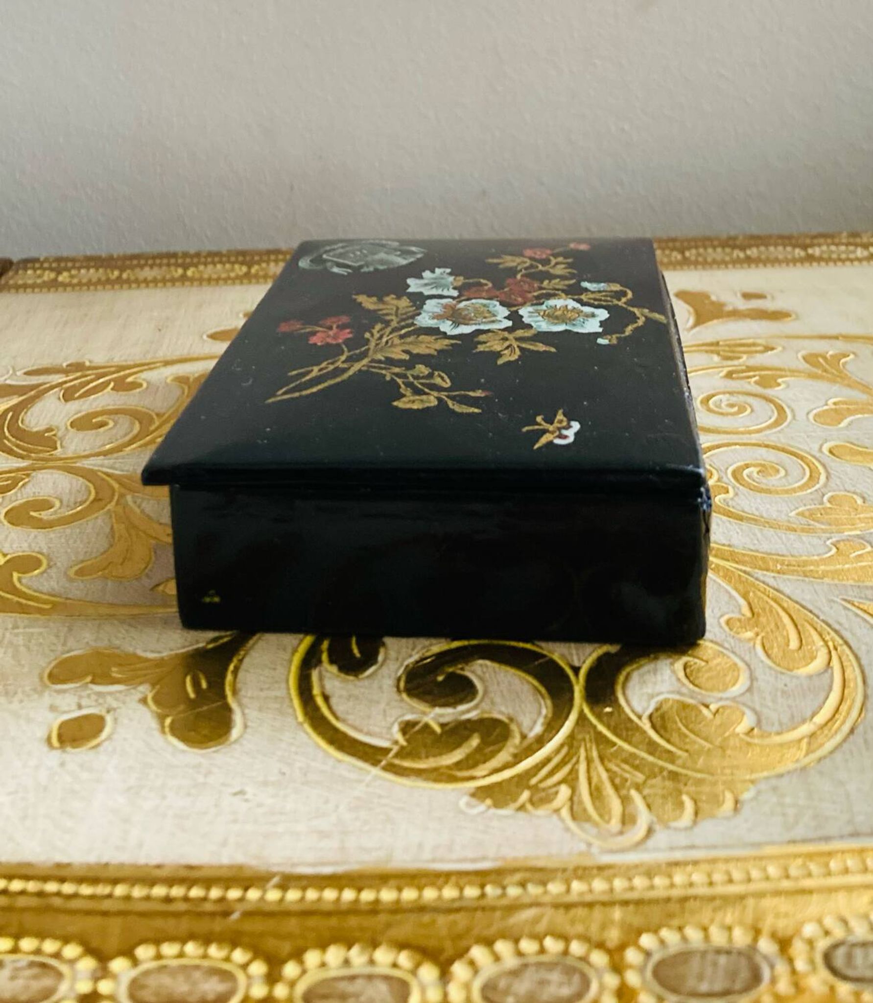19th-century Chinese lacquer box, handmade motifs, coat of arms of PARIS