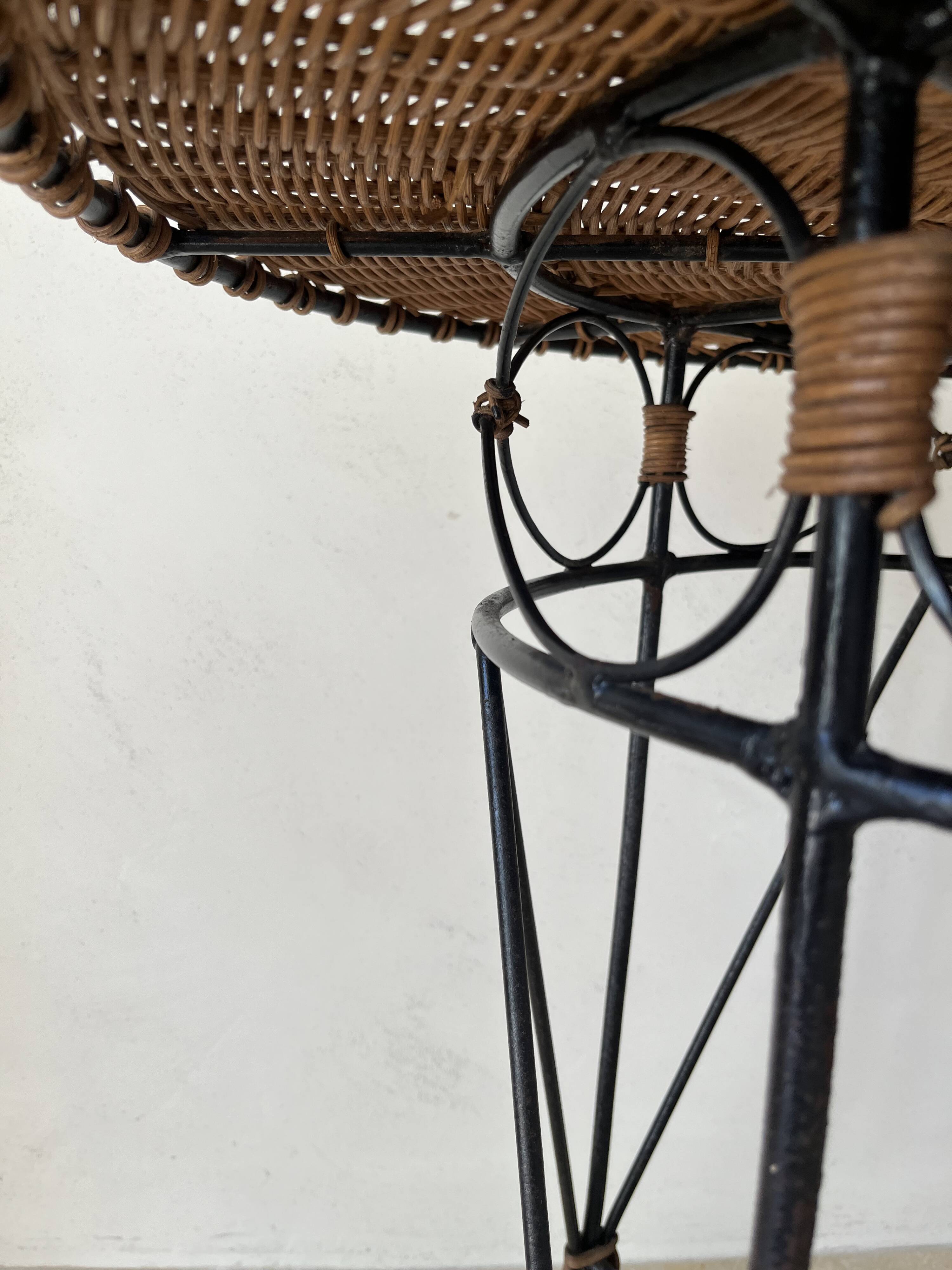 Vintage round table in woven rattan and black wrought iron – 1950s / 1960s