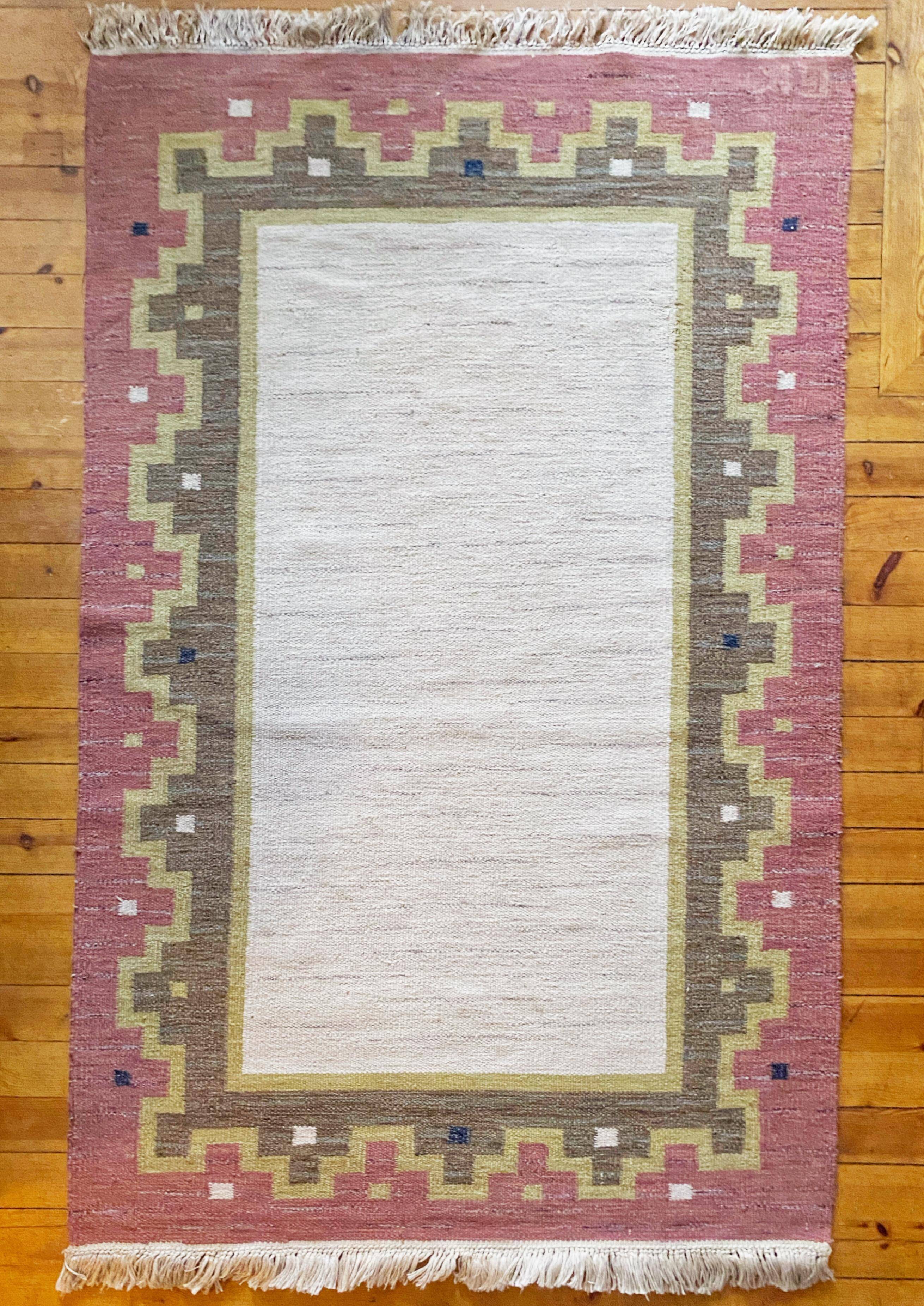 Tapis à tissage plat Röllakan rose et blanc moderne scandinave, Suède, années 1960.