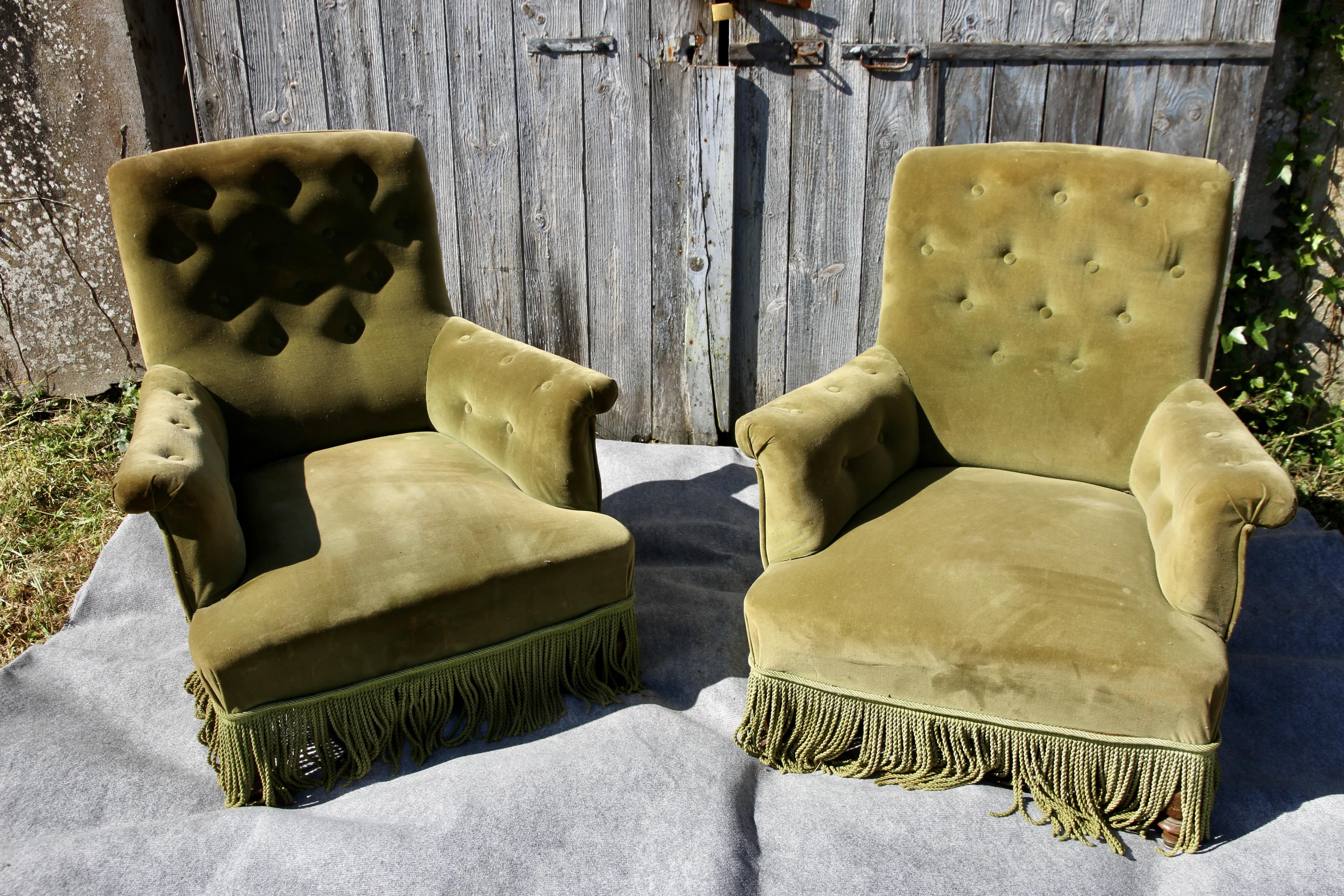 Paire de fauteuils en velours