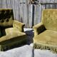 Paire de fauteuils en velours