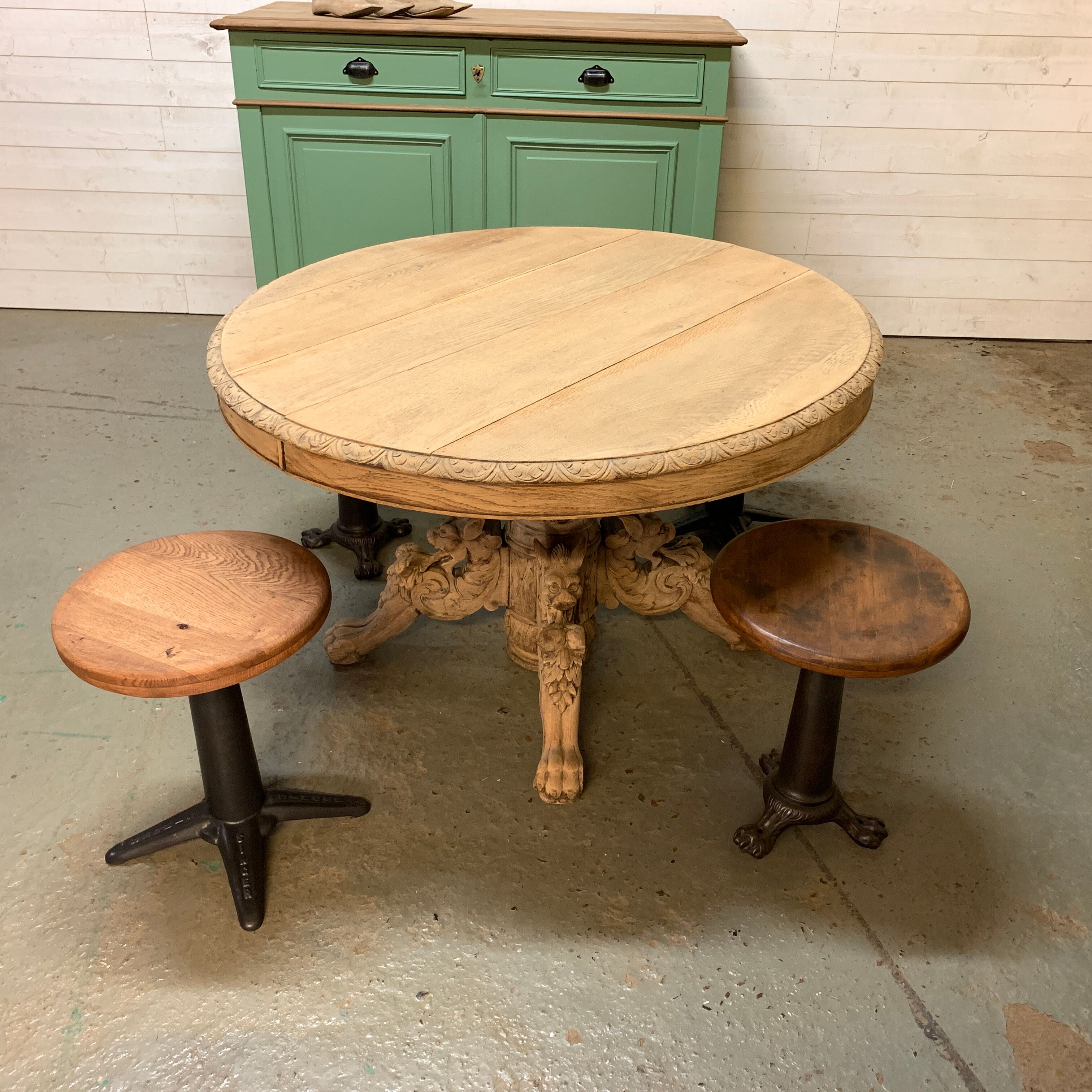 Table Henri II à pattes de lion en chêne brut extensible .
