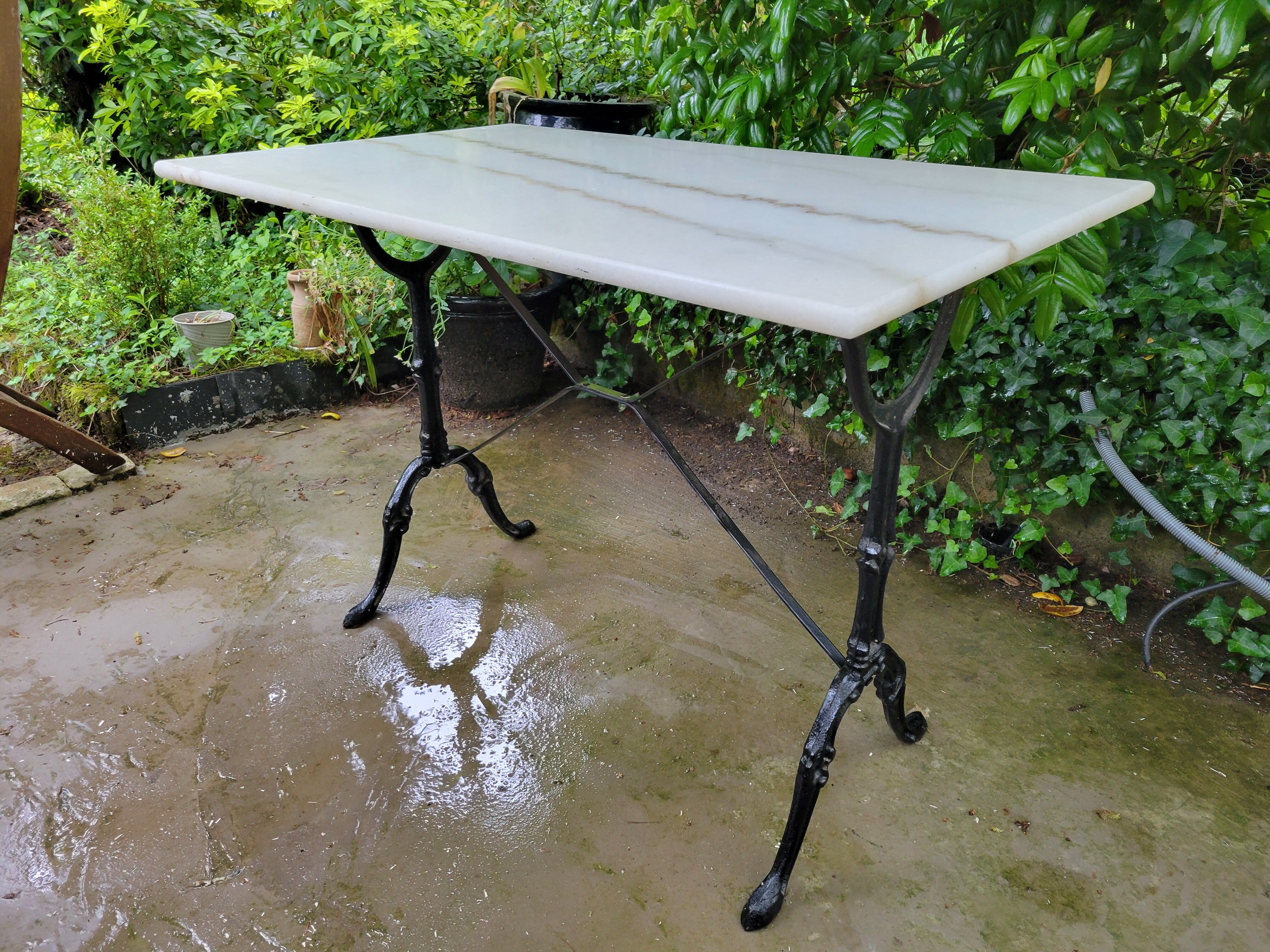 Bistro table in Carrara marble and cast iron, circa 1900.