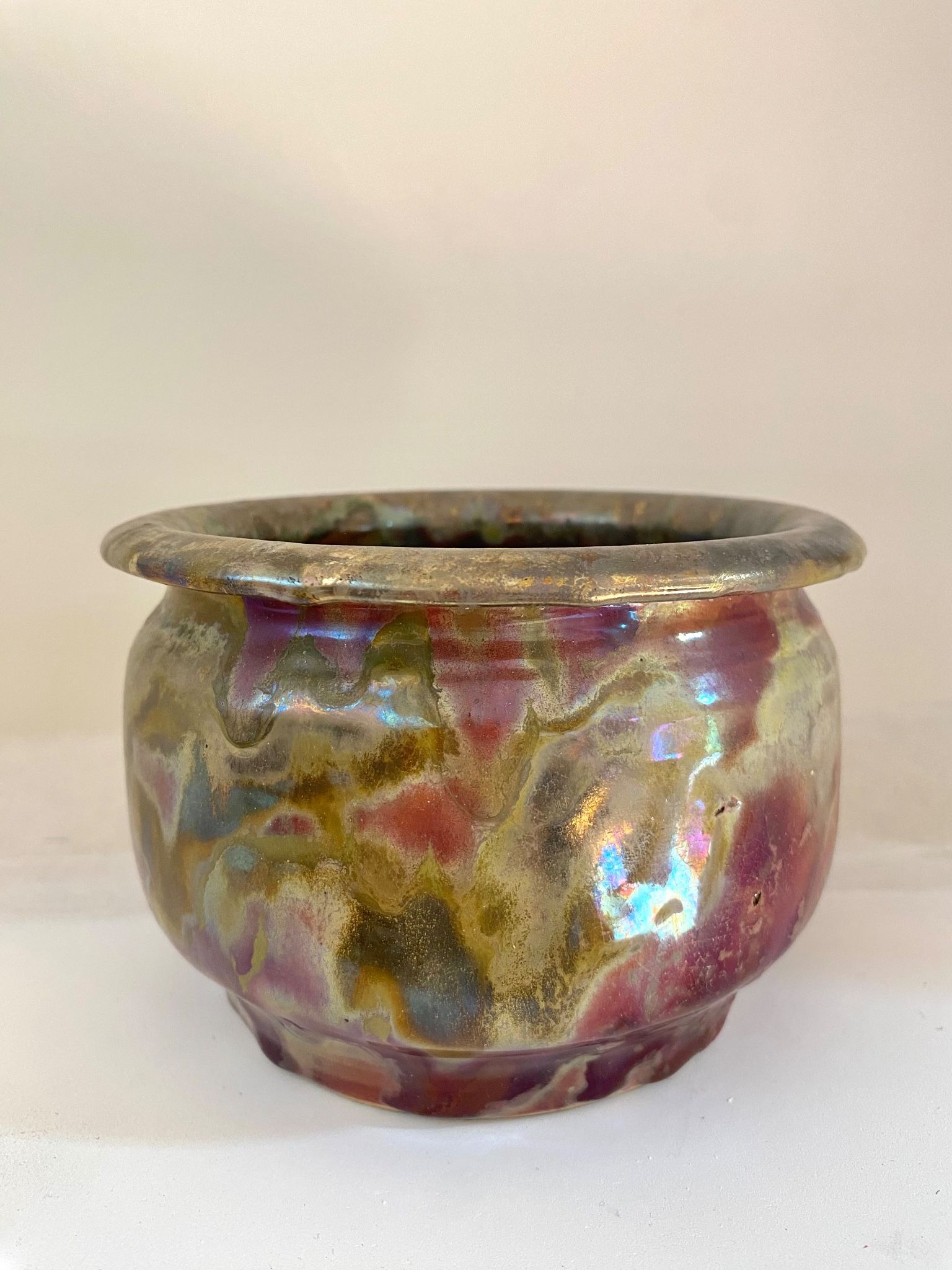 Iridescent ceramic pot