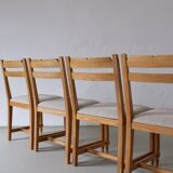 Quatre chaises rustiques en pin sculpté | Suède | Années 1950