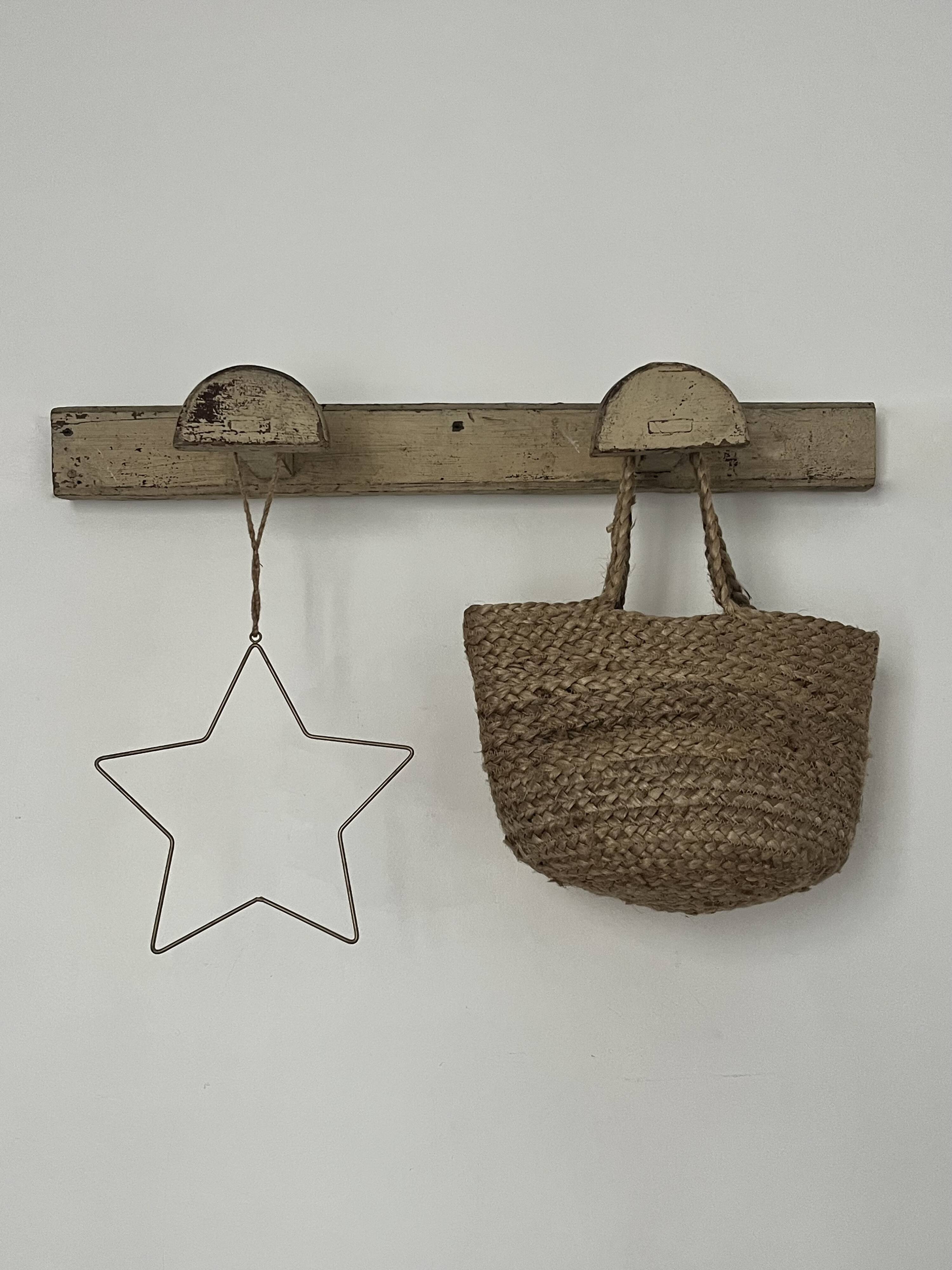 Patère murale, art populaire