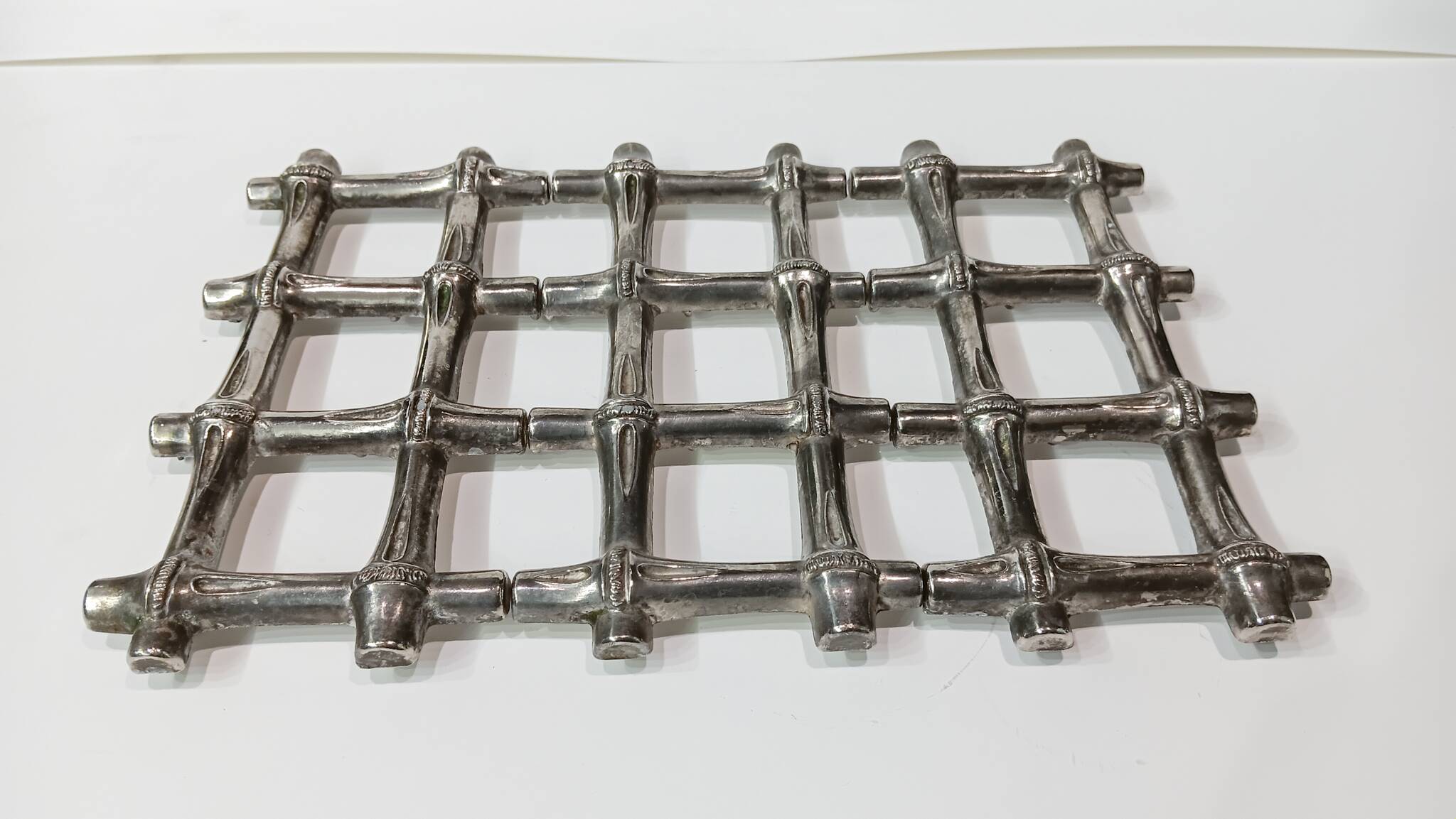 Expandable trivet in silver metal imitation bamboo