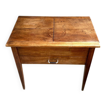 Craftsman's furniture, solid wood table with 2 drawers.