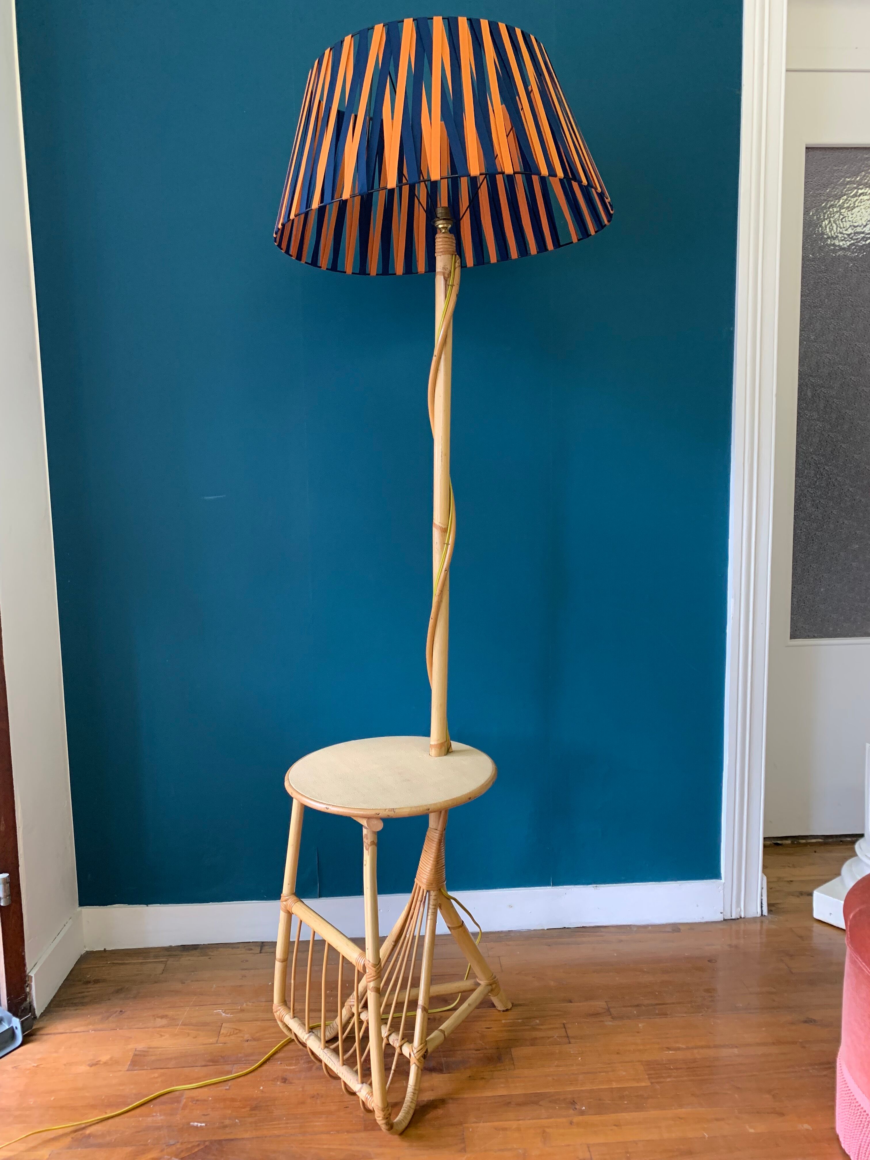 Lampadaire liseuse vintage en rotin