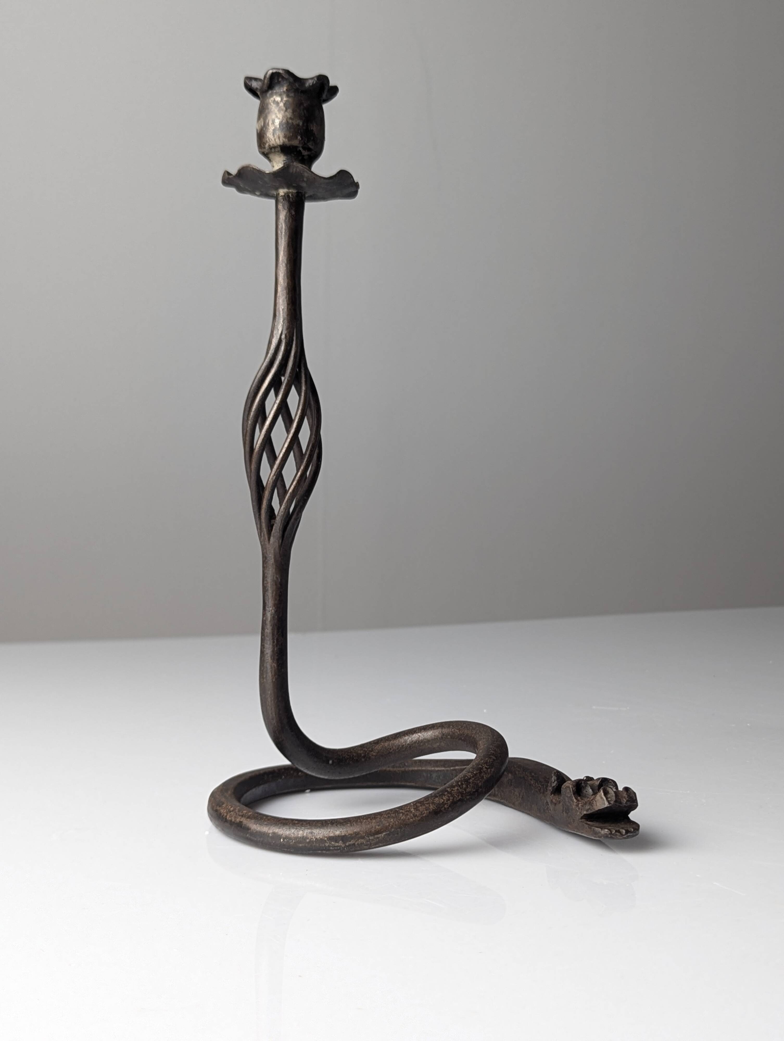 Candelabre en fer forgé avec tête de dragon, style Samuel Yellin, 20e siècle