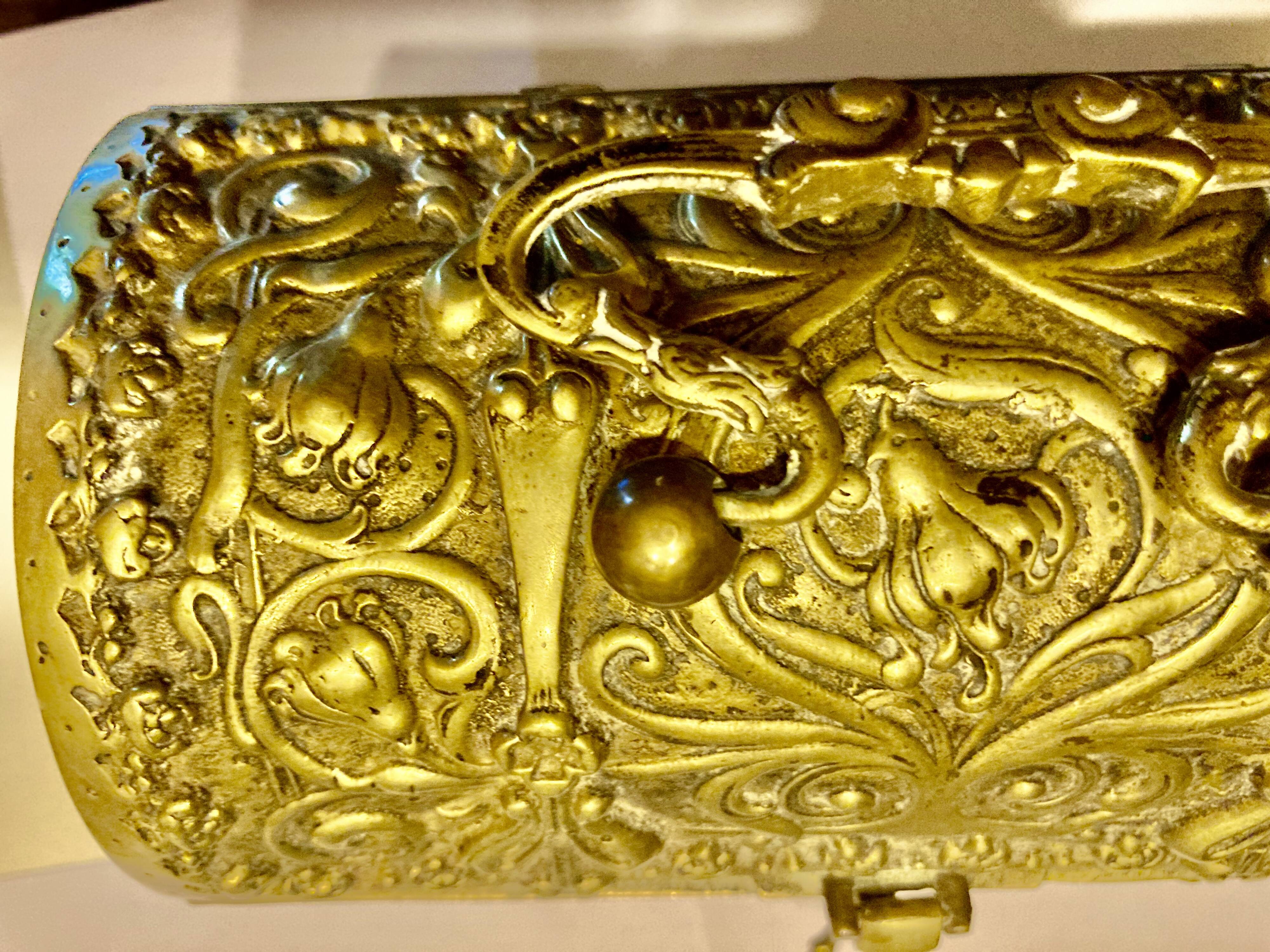 Jewelry chest with its bronze key, Renaissance style, 19th century fleur-de-lis decoration