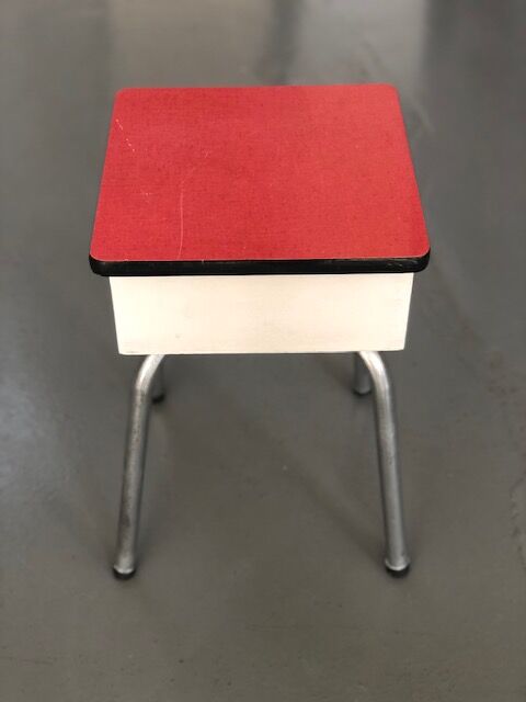 Tabouret coffre formica rouge