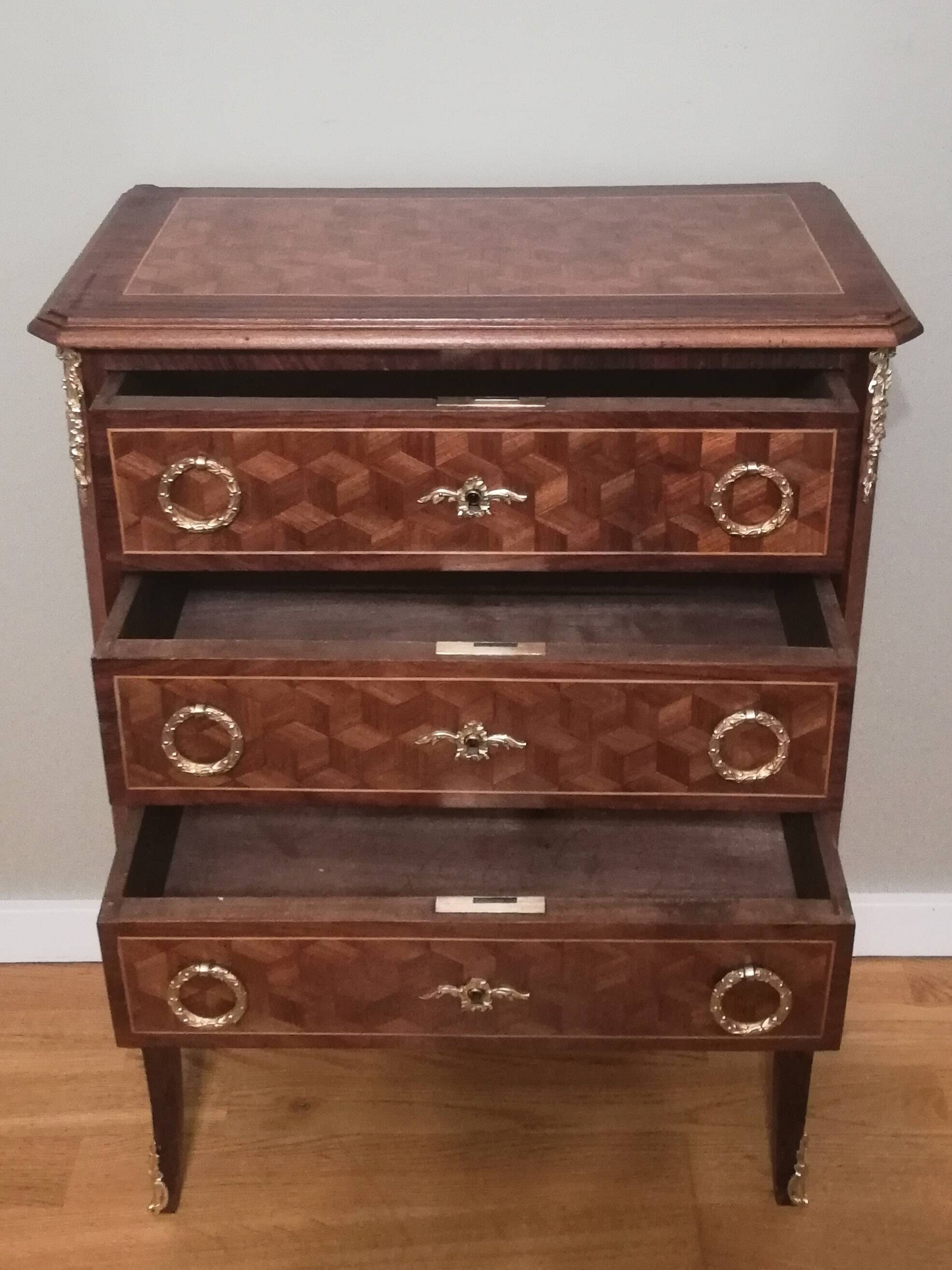 Marquetry chest of drawers