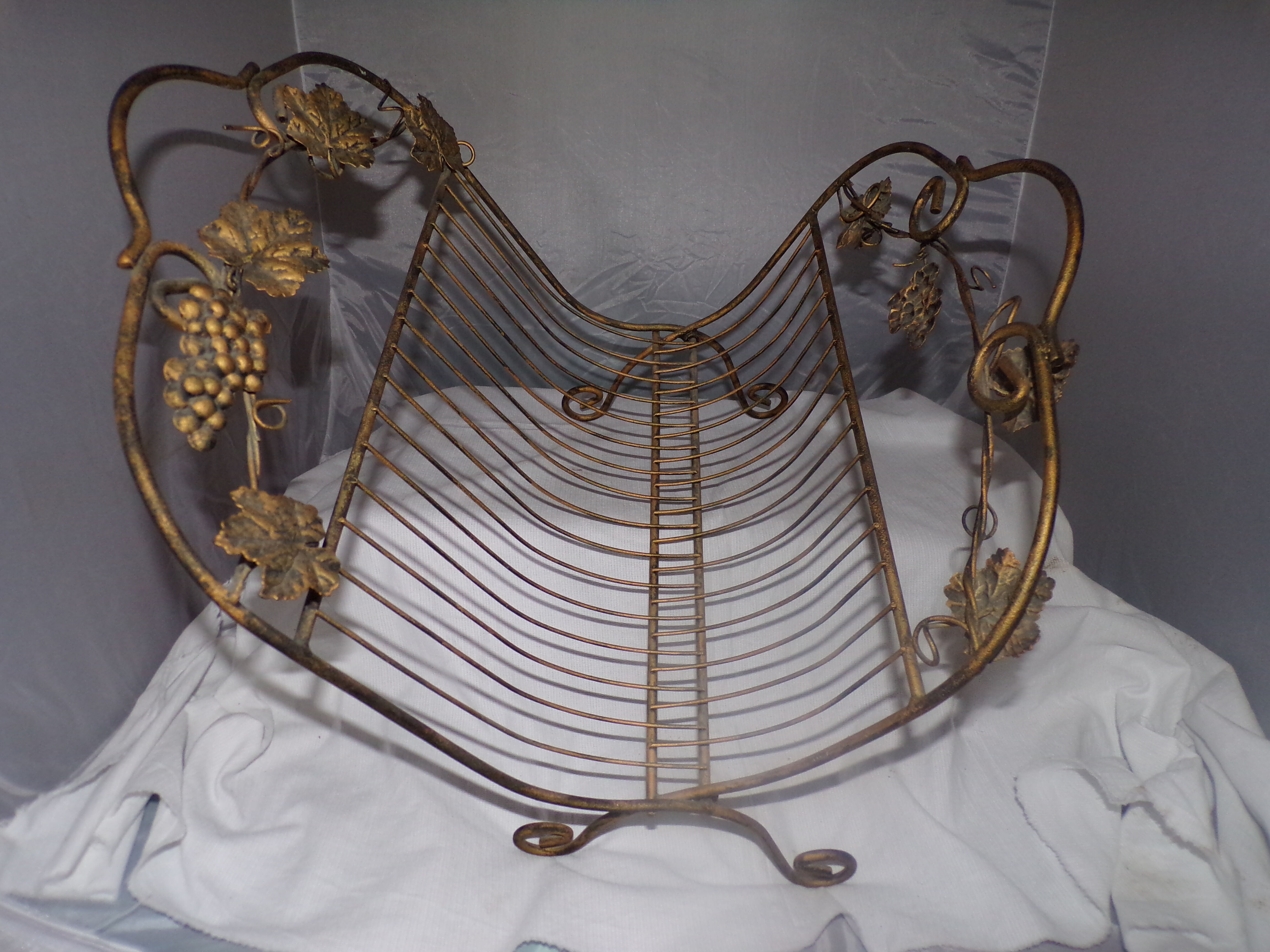 Metal magazine rack