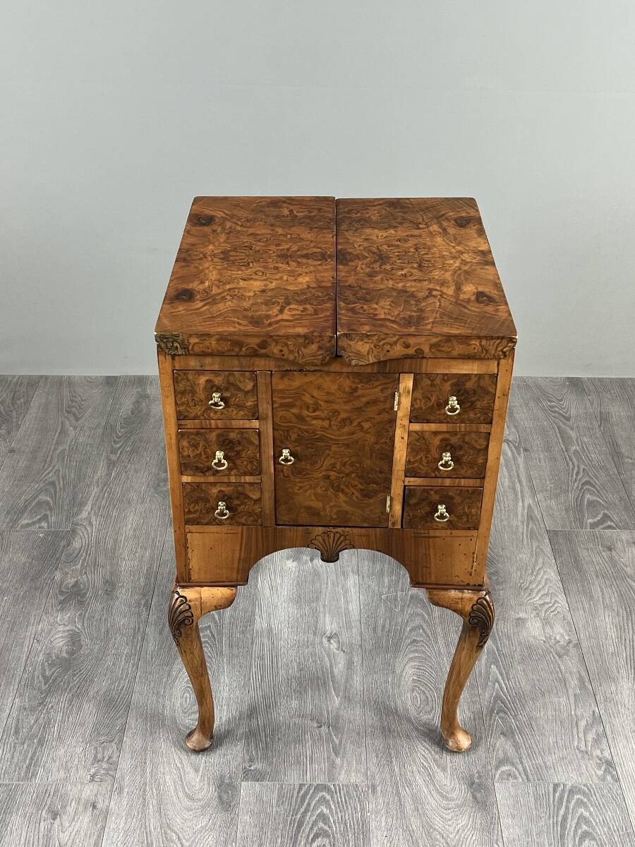 Bureau de style Queen Anne en placage de loupe de noyer, XXe siècle