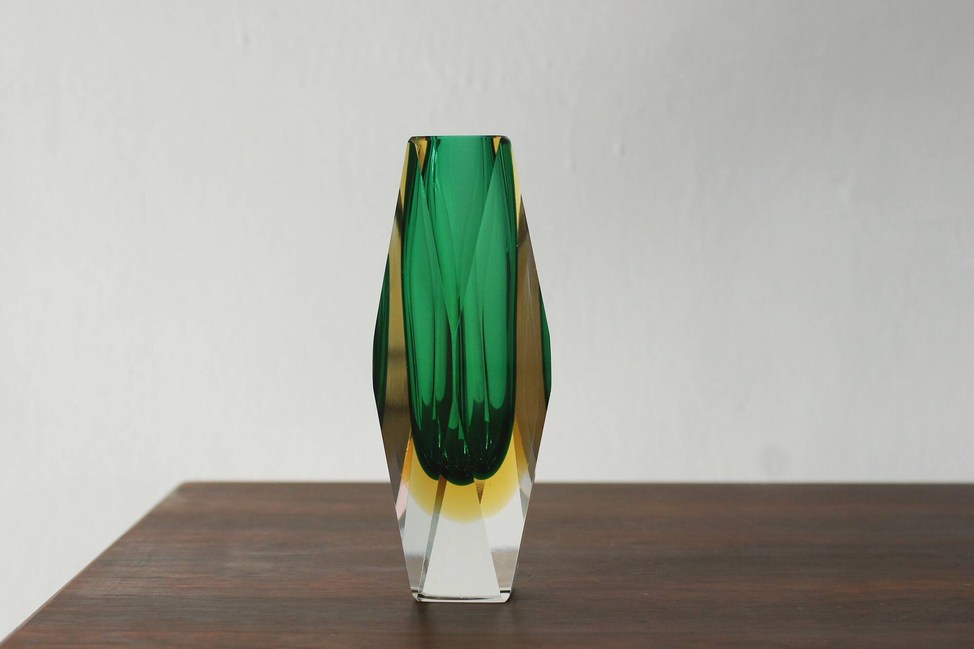 Vase à facettes en verre Sommerso vert et ambré