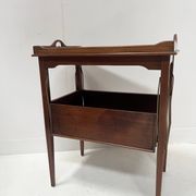 Table a desservir en acajou a décor de filet de marquèterie XX siècle