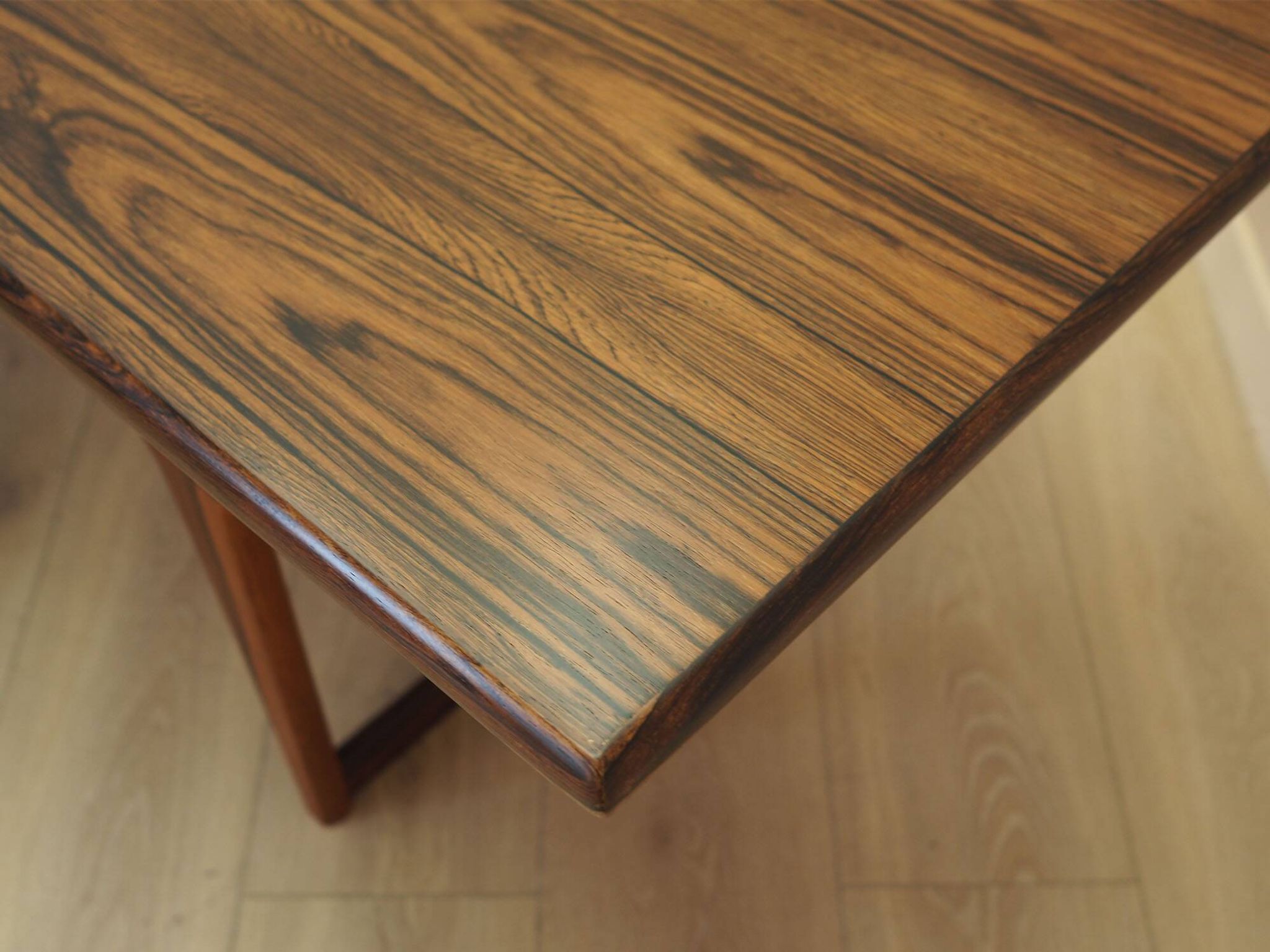Table basse en palissandre danois avec étagère, années 1960