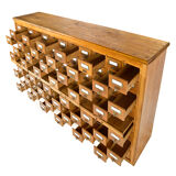 Grand meuble d’apothicaire en bois à 96 tiroirs