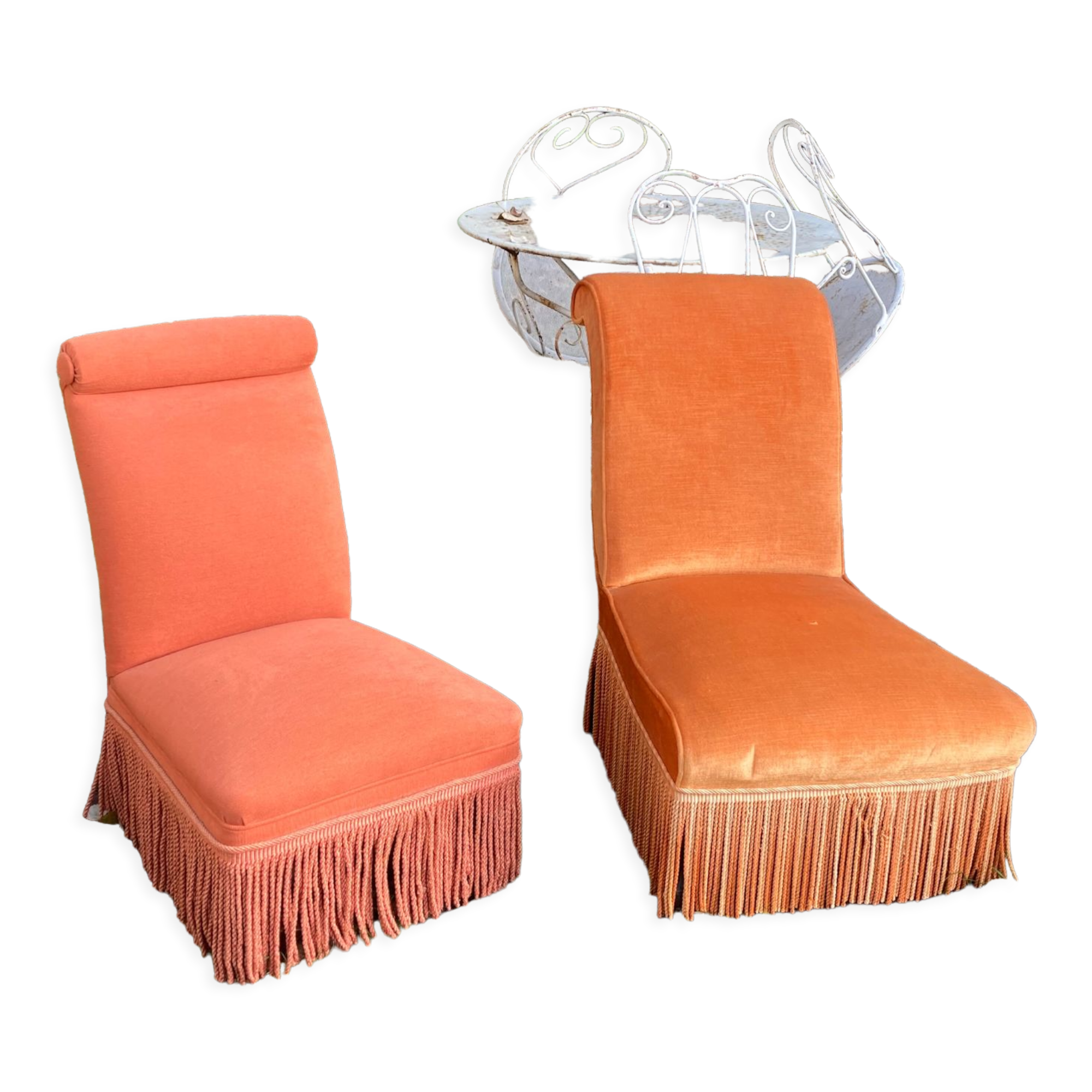 Paire de chauffeuses crapaud en velours à frange orange vintage