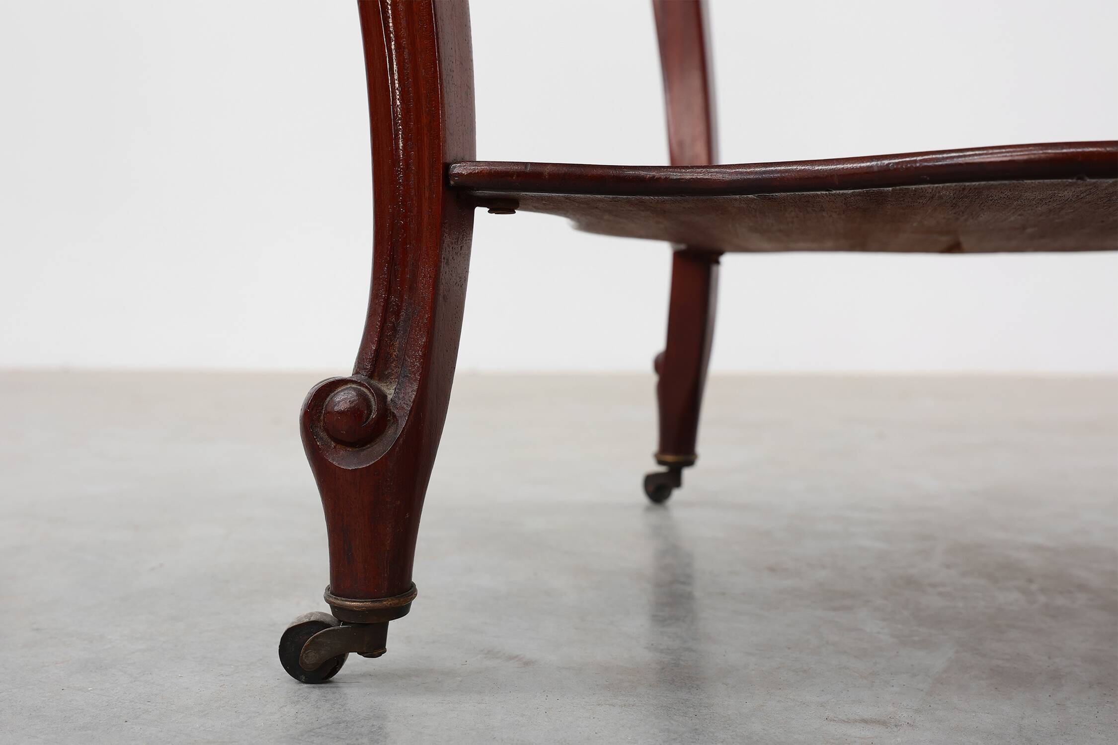 Paire de tables de nuit en noyer de style Louis XV avec des plateaux en marbre de Carrare, France
