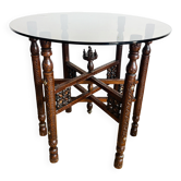 Table d’appoint hexagonale marocaine en bois sculpté avec plateau en verre