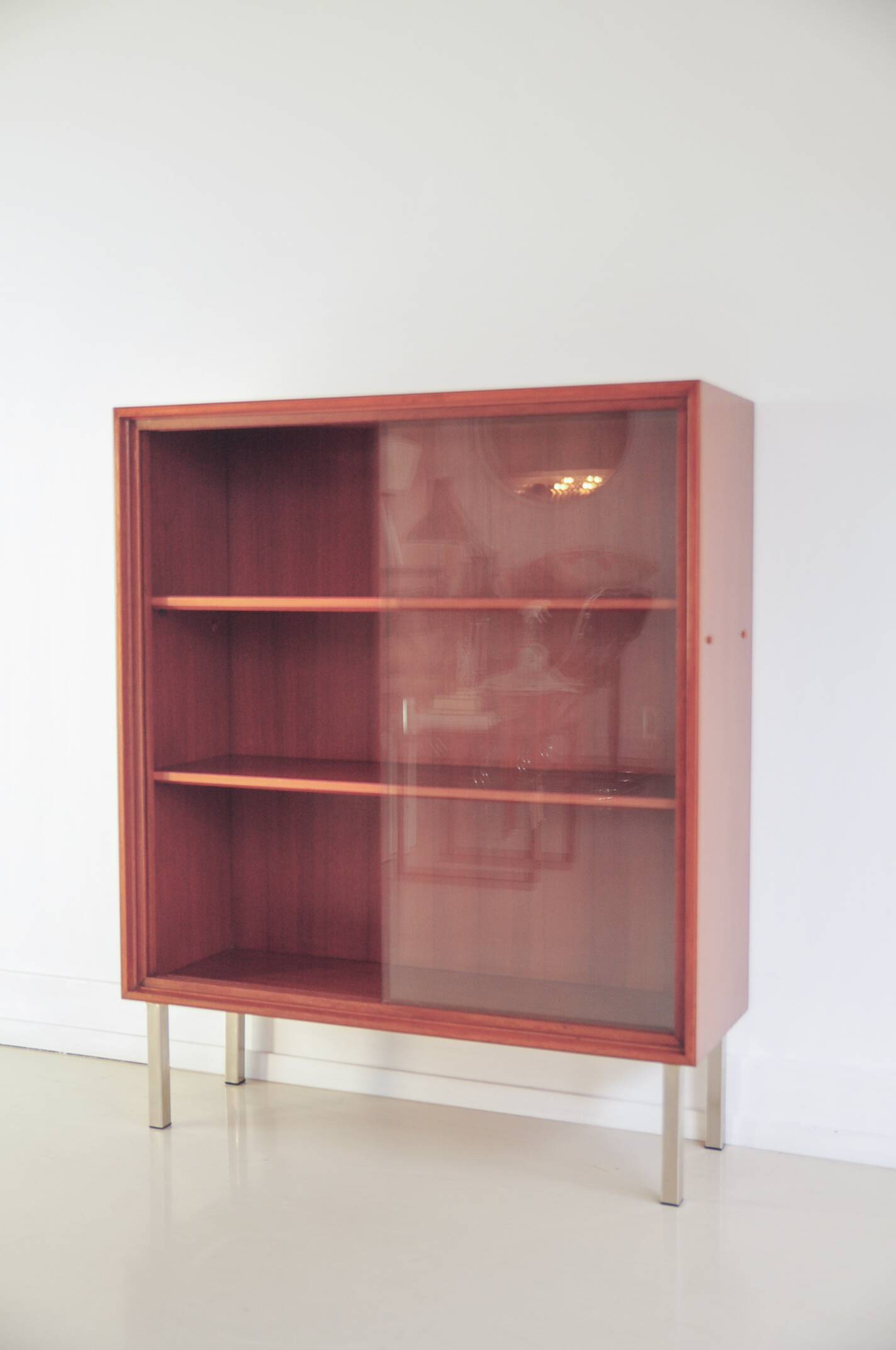 vitrine Formule Meubelen pieds chromés