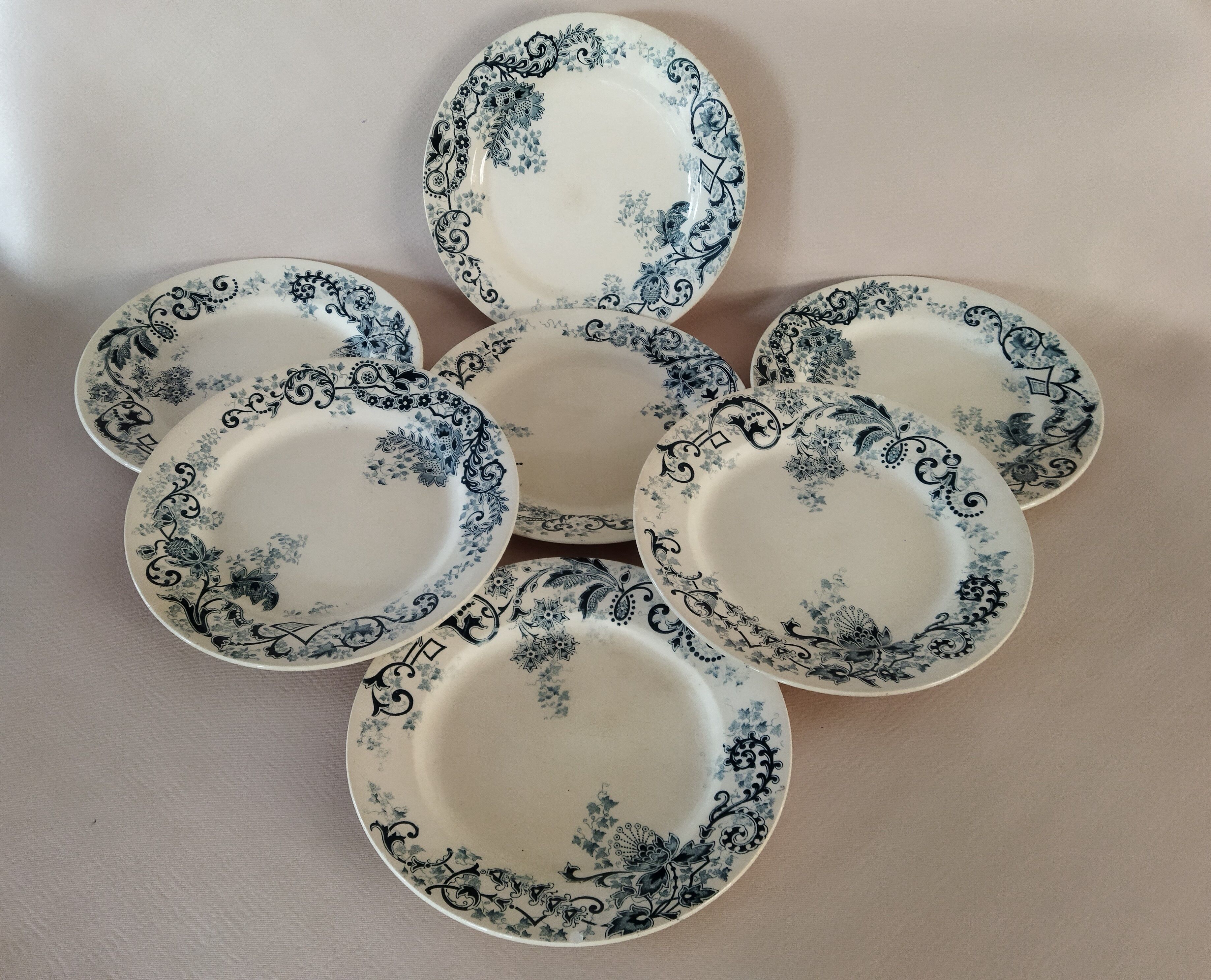 7 flat plates in iron earth HB & Cie, model Sévigné (Choisy-le-Roi)