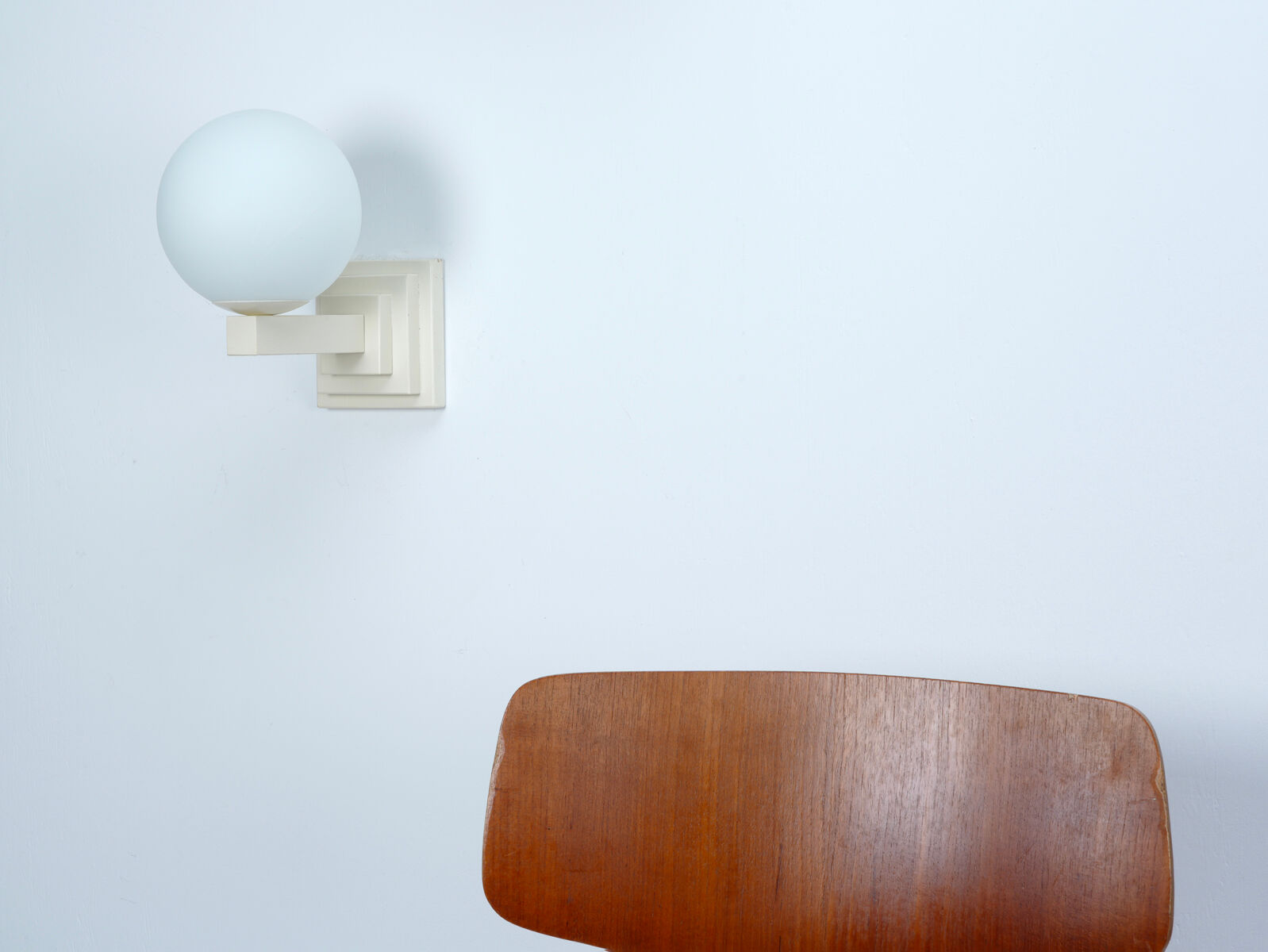 Paire d'appliques postmoderne en bois et verre circa 1980