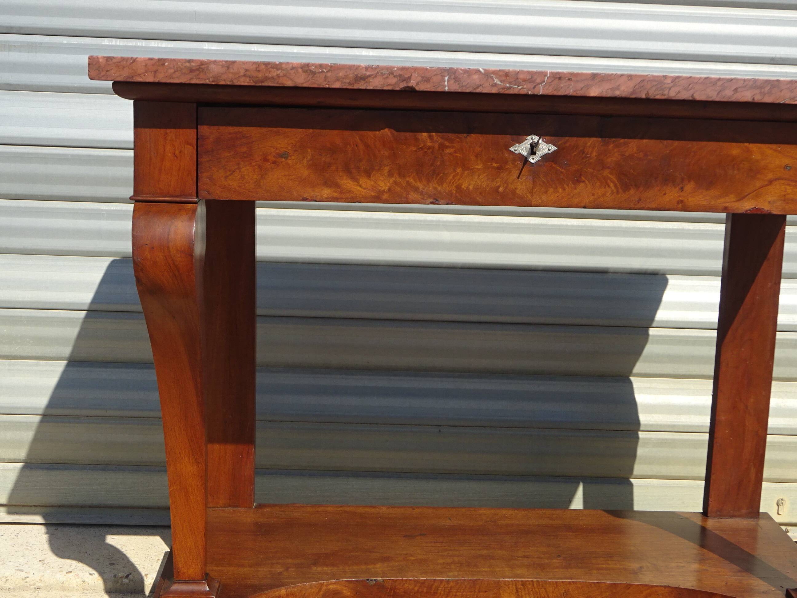 Console époque Restauration, style  Charles X en noyer avec marbre griotte