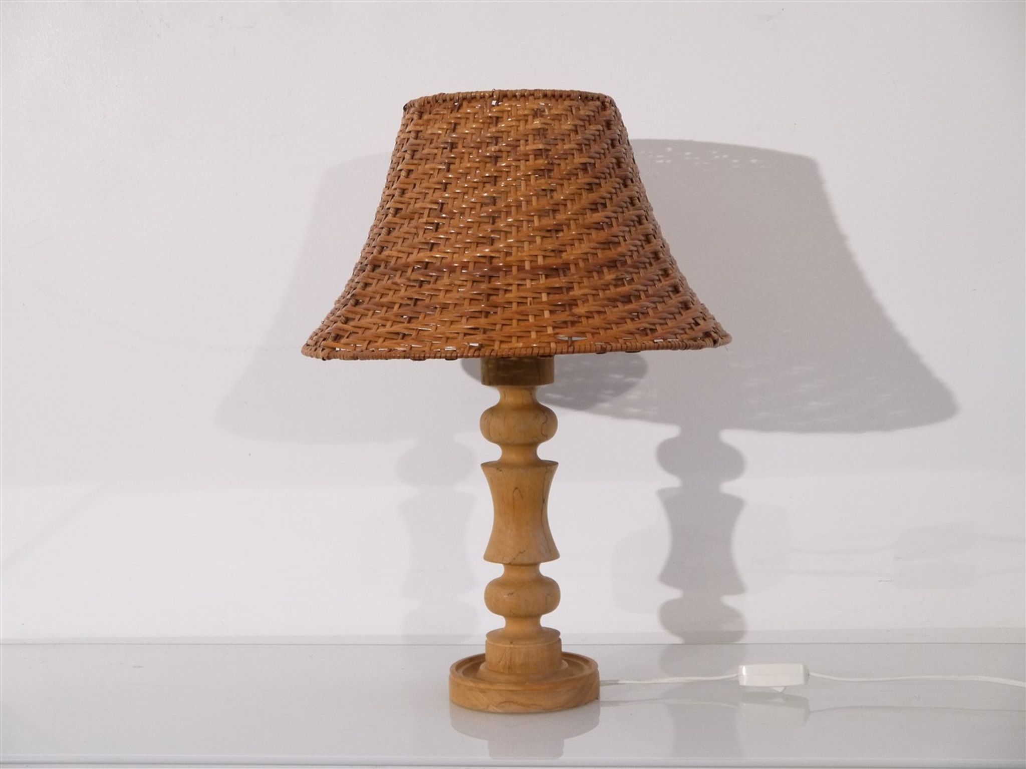 Lampe stylescandinave en bois et rotin 1970