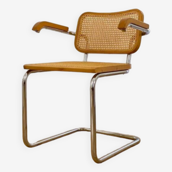 Marcel breuer (d’après) chaise à accoudoirs modèle « b64 ». assise et dossier en hêtre canné. structure en métal chromé. état d’usage.