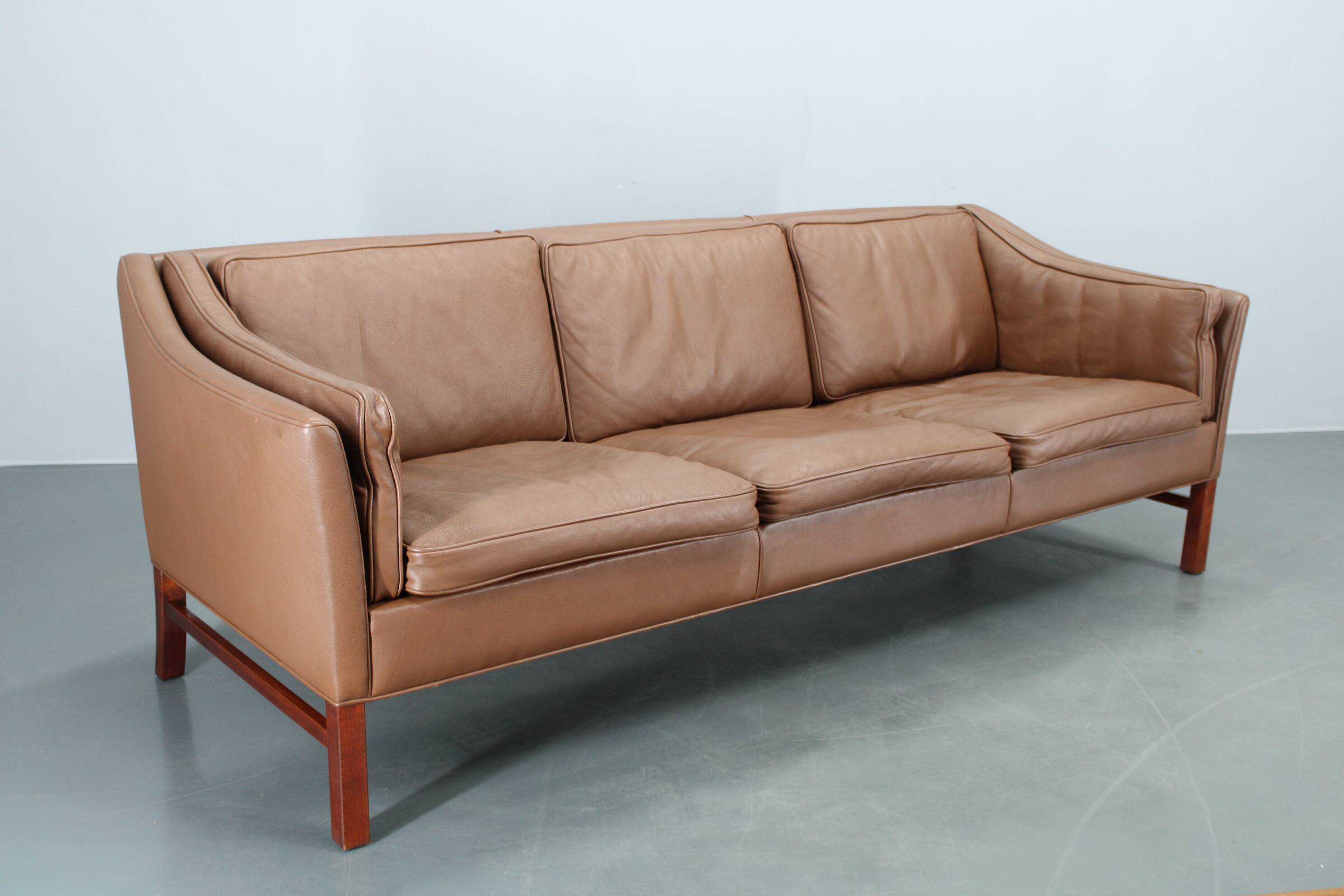 Canapé 3 places danois des années 1970 en cuir marron avec structure en hêtre