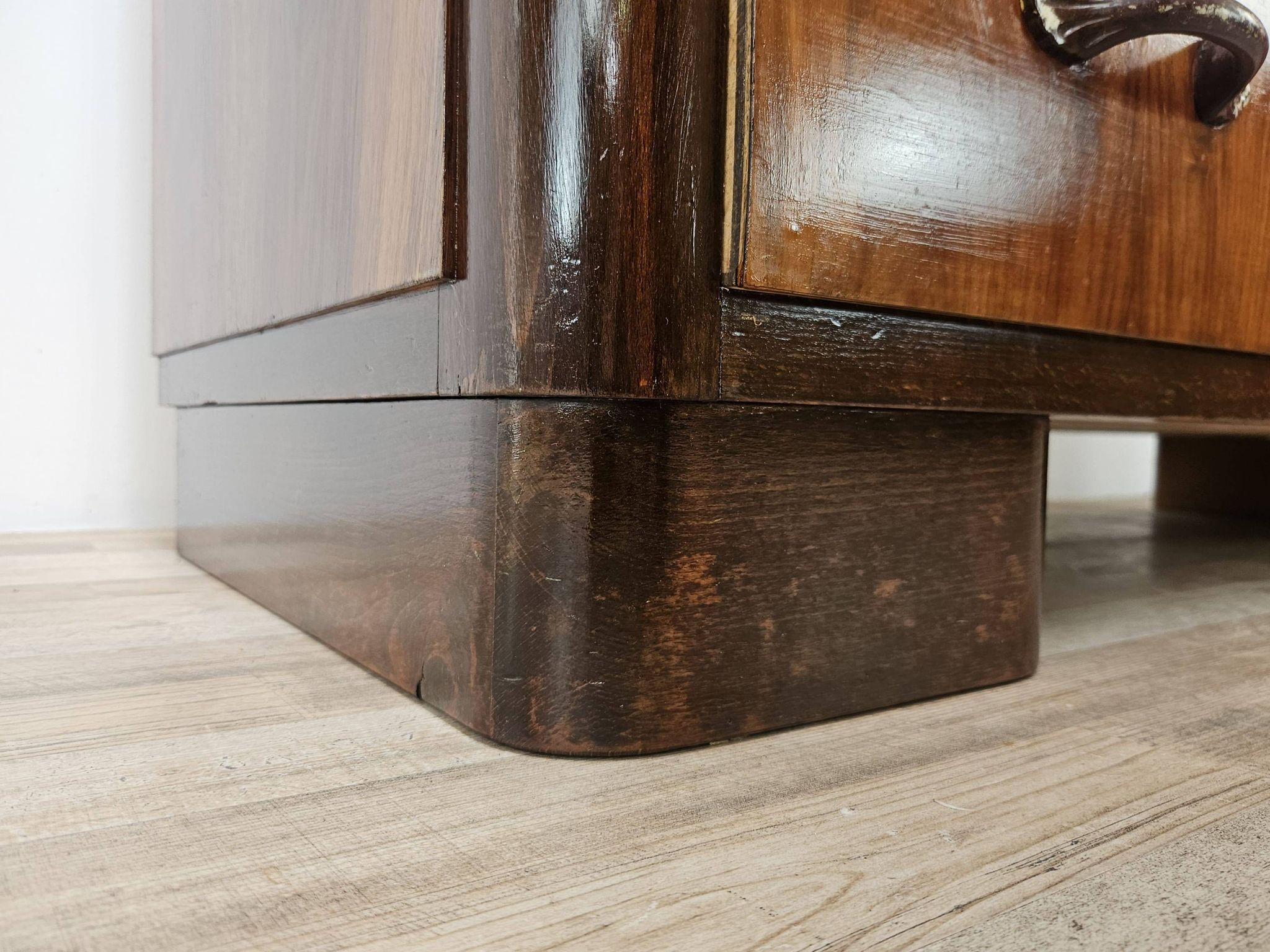 Art Decò chest of drawers from the 1940s in mahogany and briar