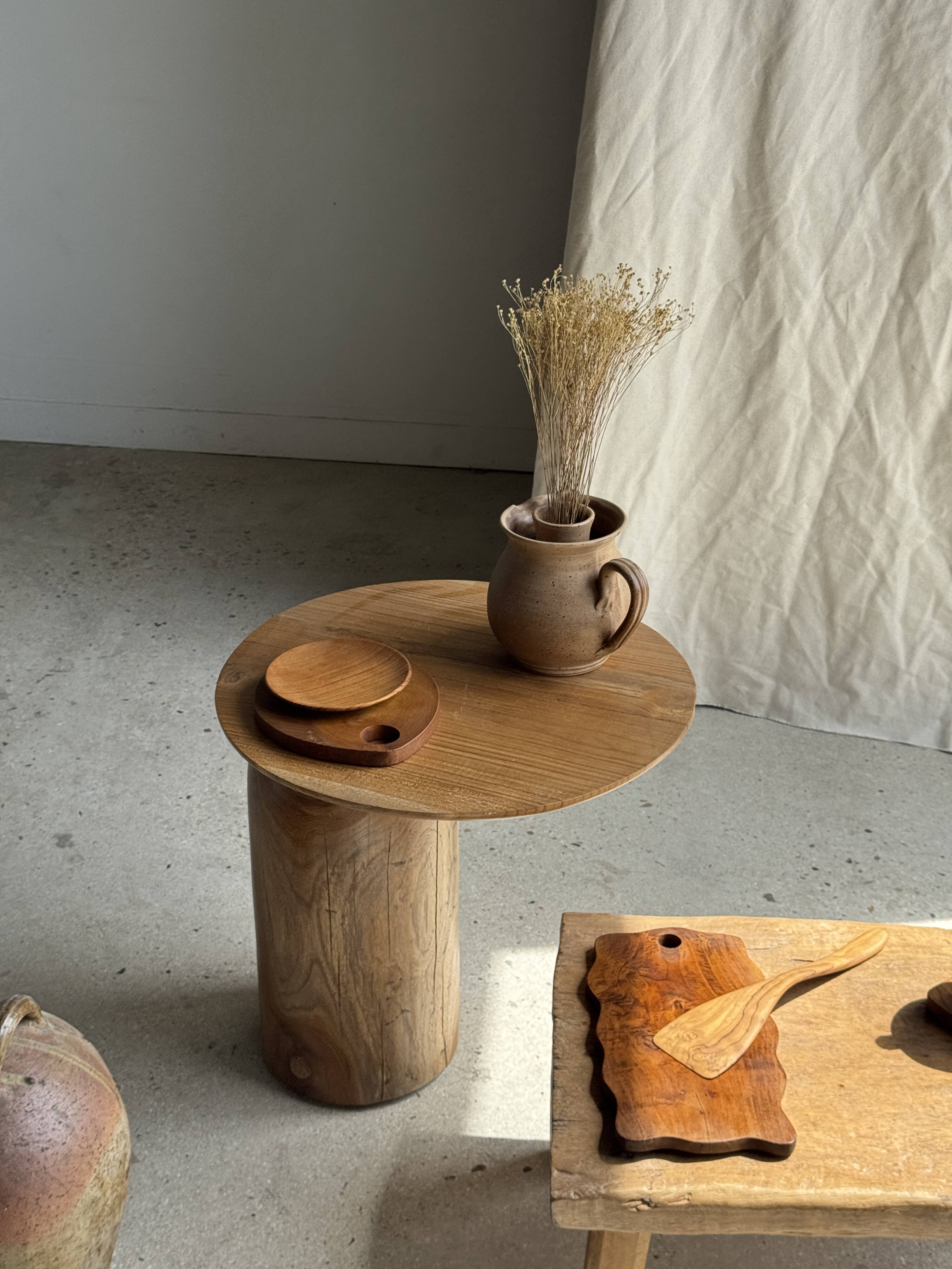 Rectangular solid teak chopping board with elongated handle 30x16.