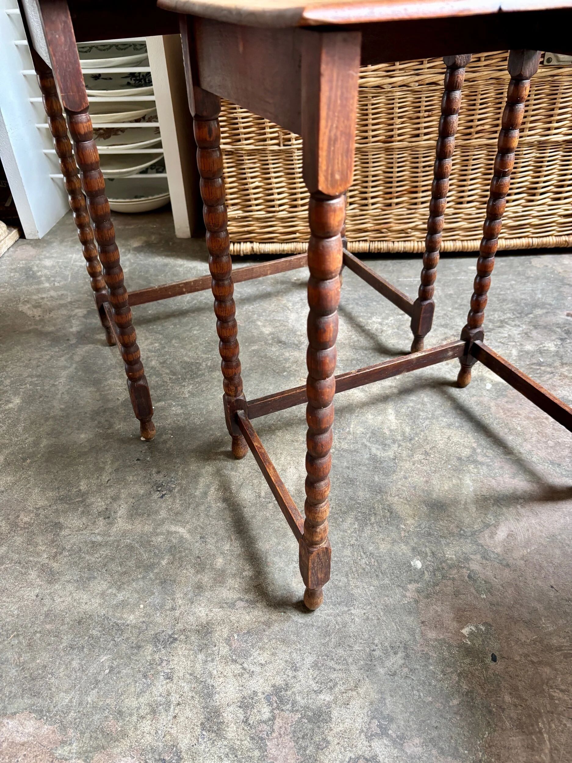 2 nesting tables in turned oak ☐ 62.5 x 33.5 cm