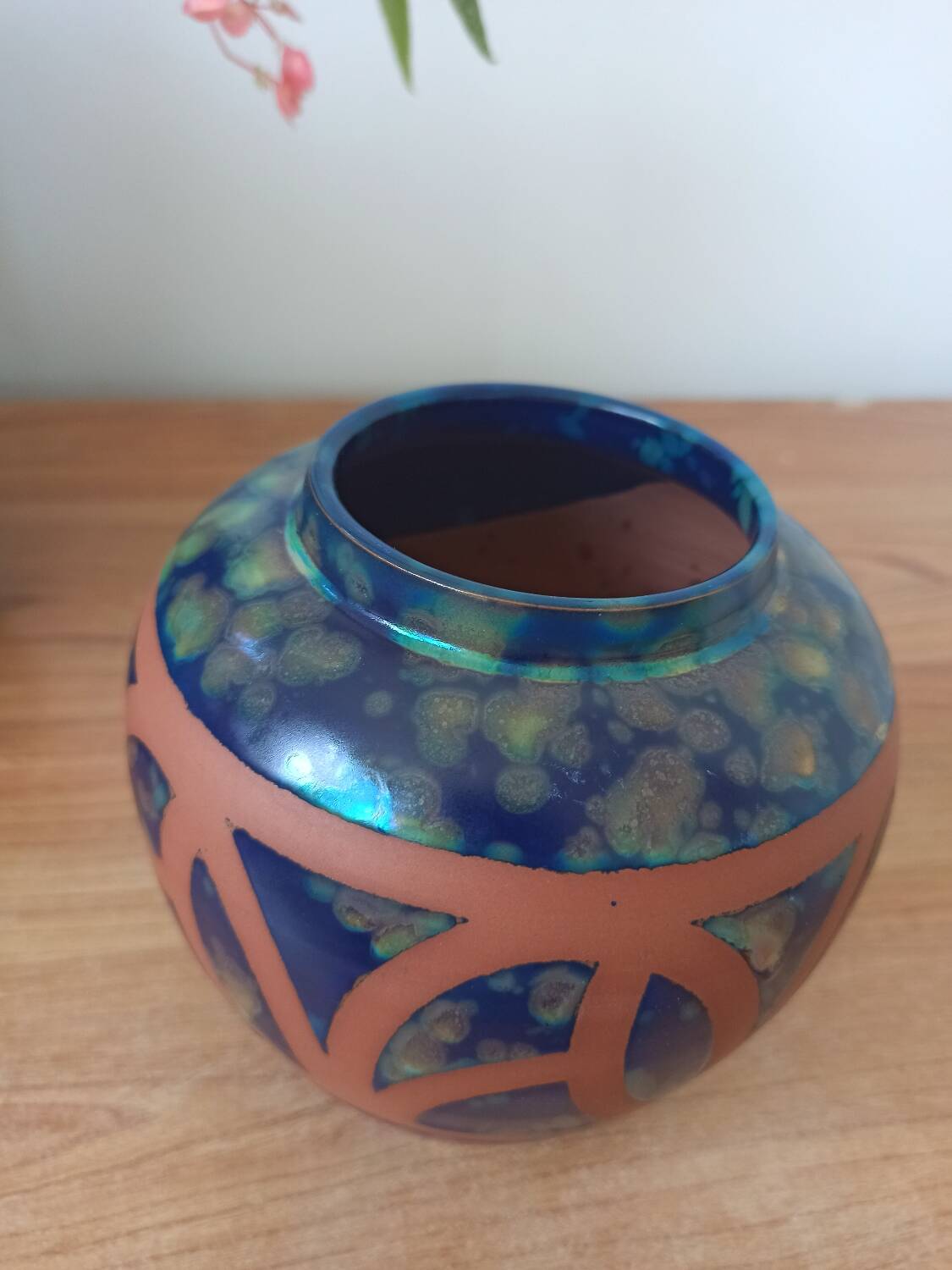 Hand-turned stoneware vase – Iridescent glaze
