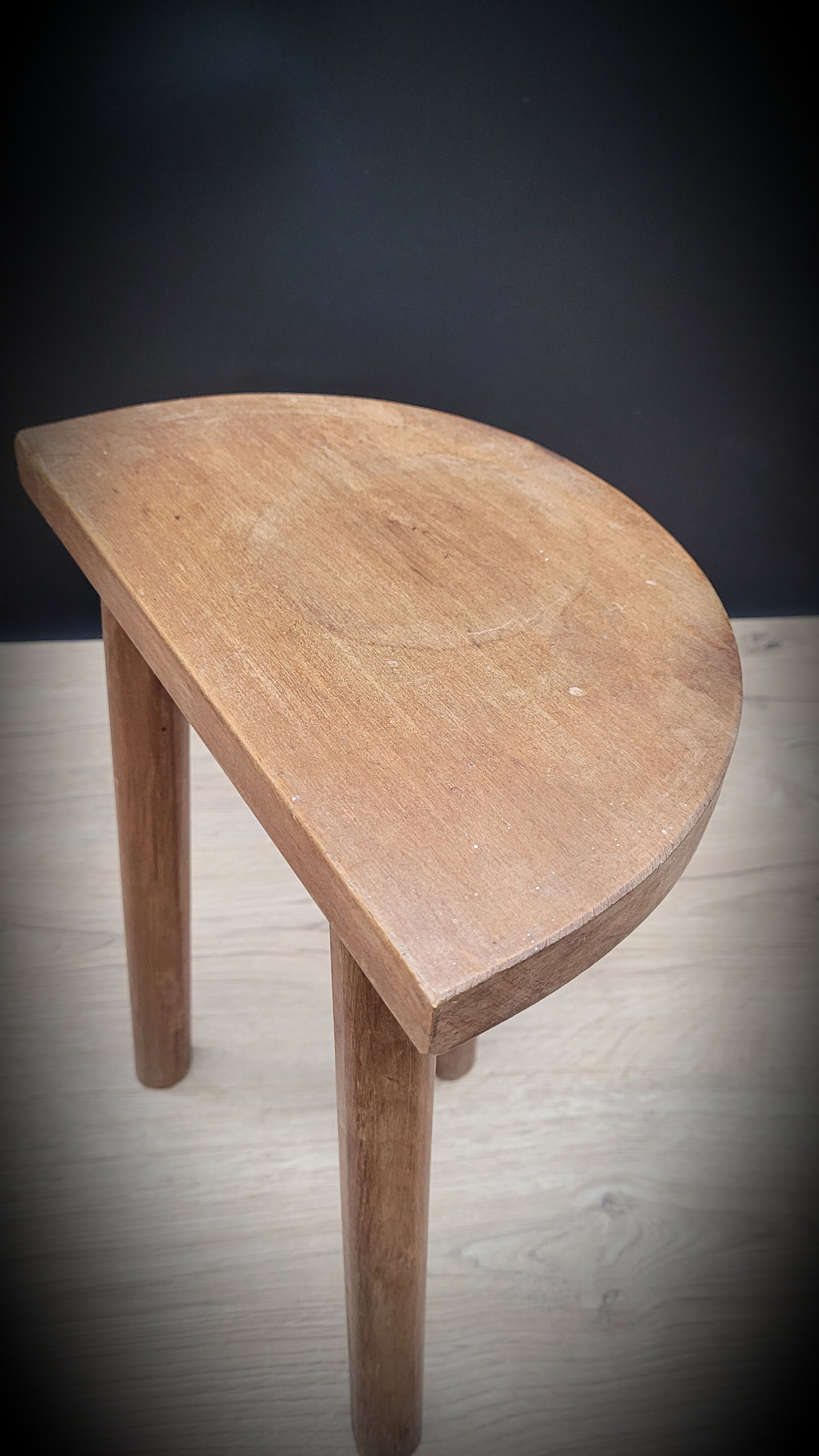 Tripod stool half moon light