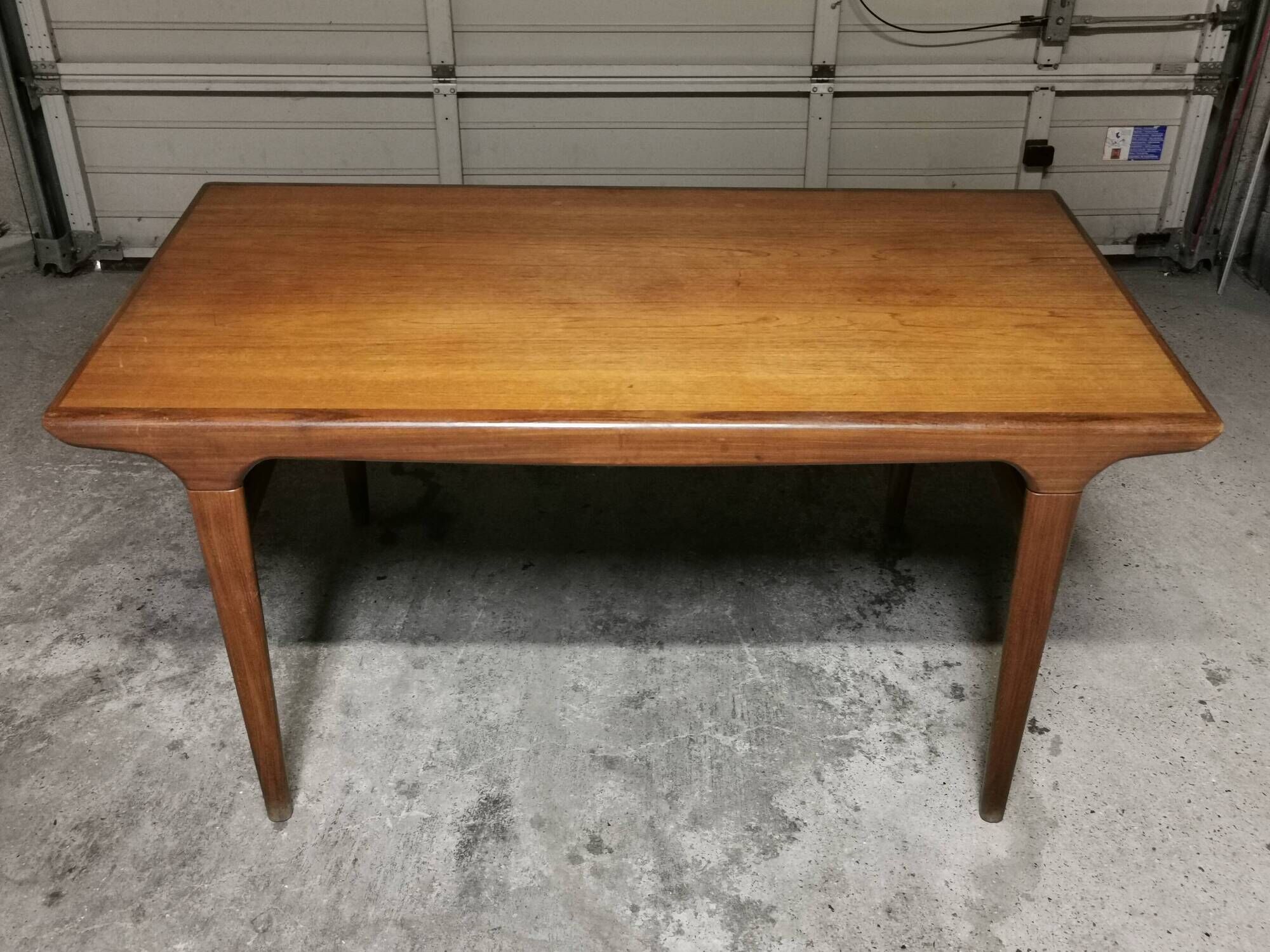 Vintage Scandinavian design table in Teak asymmetric extension by Johannes Andersen 1960