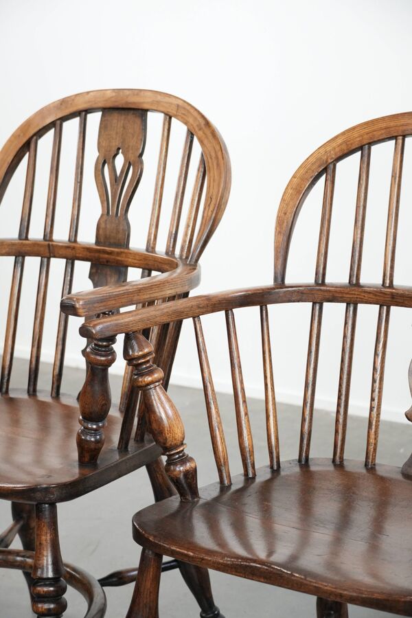 Ensemble antique anglais de 2 chaises Windsor avec du caractère, belle coloration.
