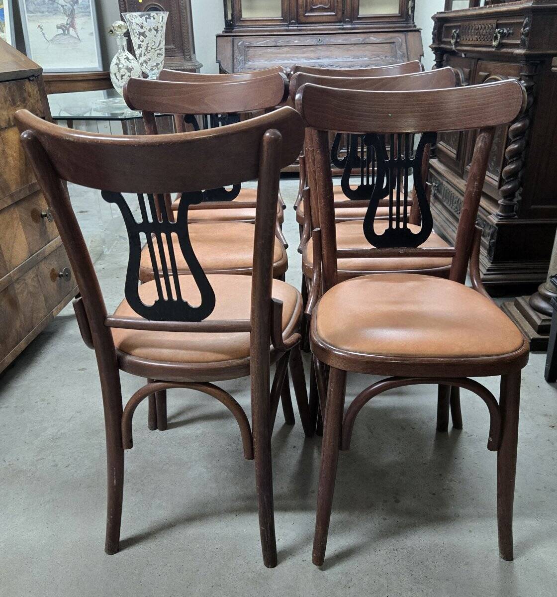 Set of 6 vintage curved wooden chairs, adorned with an elegant black lyre-shaped backrest.