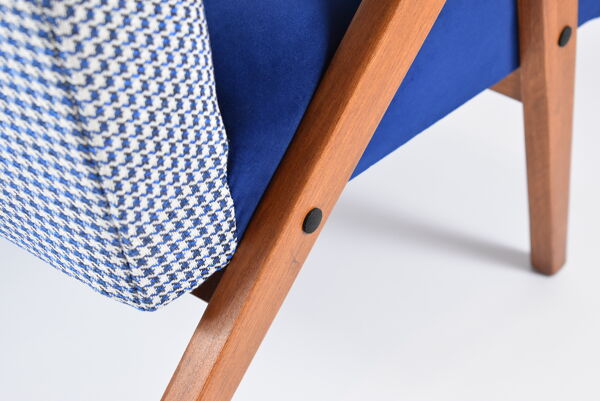 Fauteuil original restauré compas années 1960 velours bleu, pied de poule