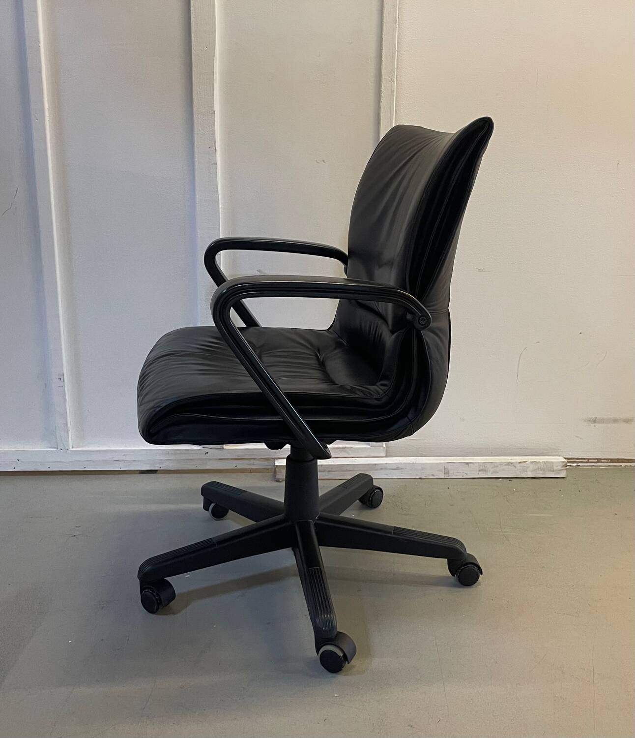 Black leather office chair Model "Qualis" by Emilio Ambasz for Tecno, 1991