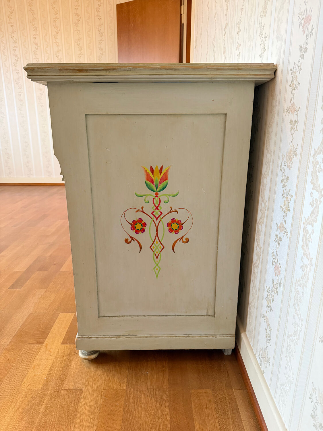 Antique low polychrome sideboard with floral decoration.