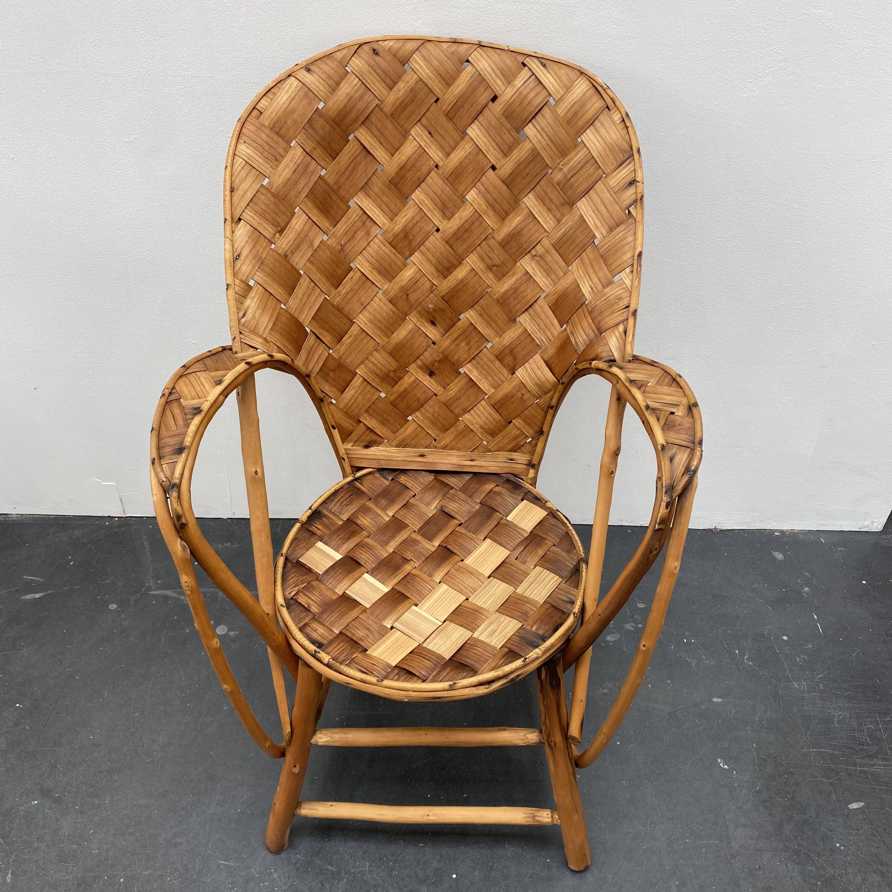 Ensemble composé d’une table et trois fauteuils en lamelles de châtaignier années 50/60