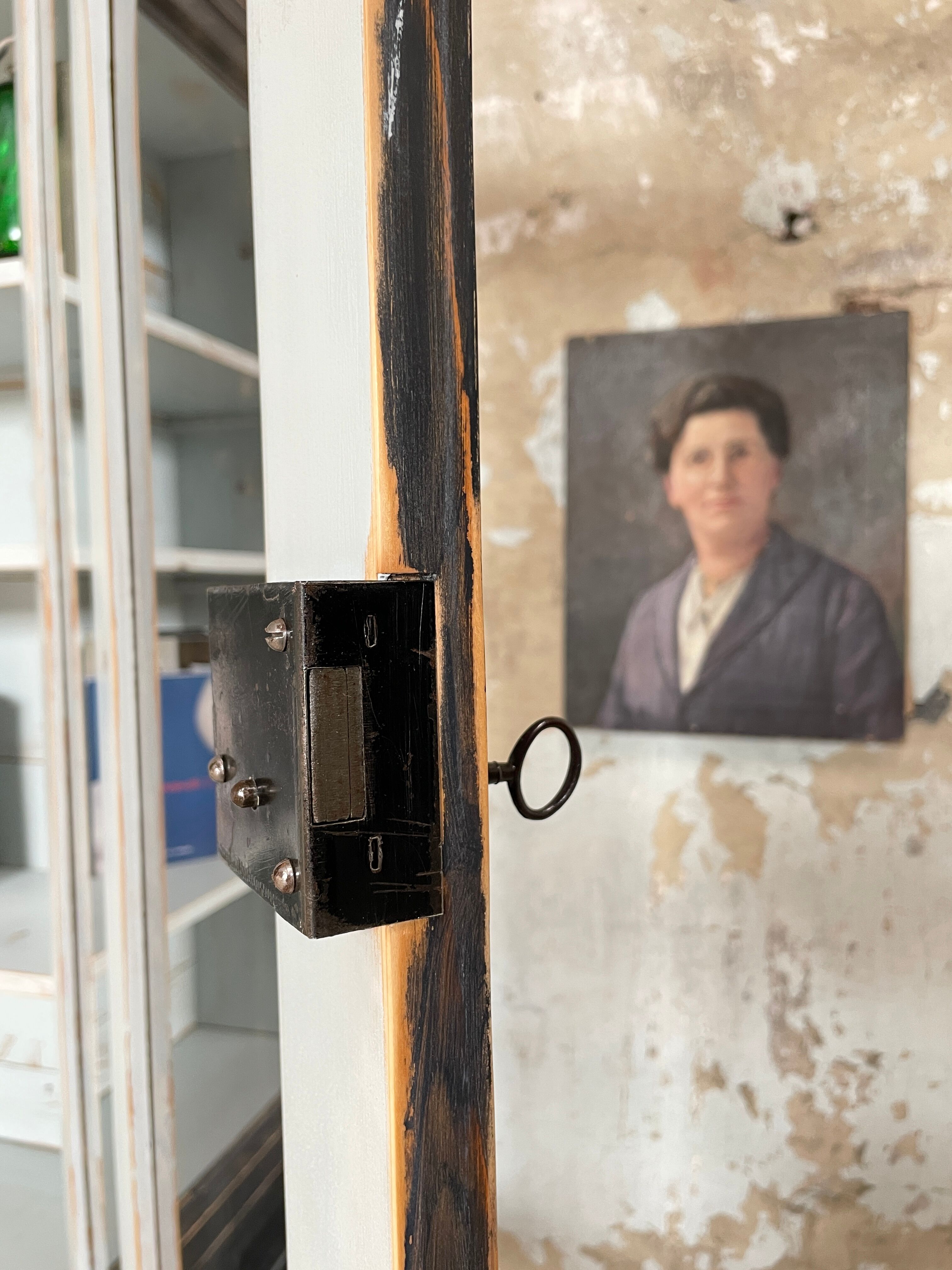 Display cabinet in patinated wood