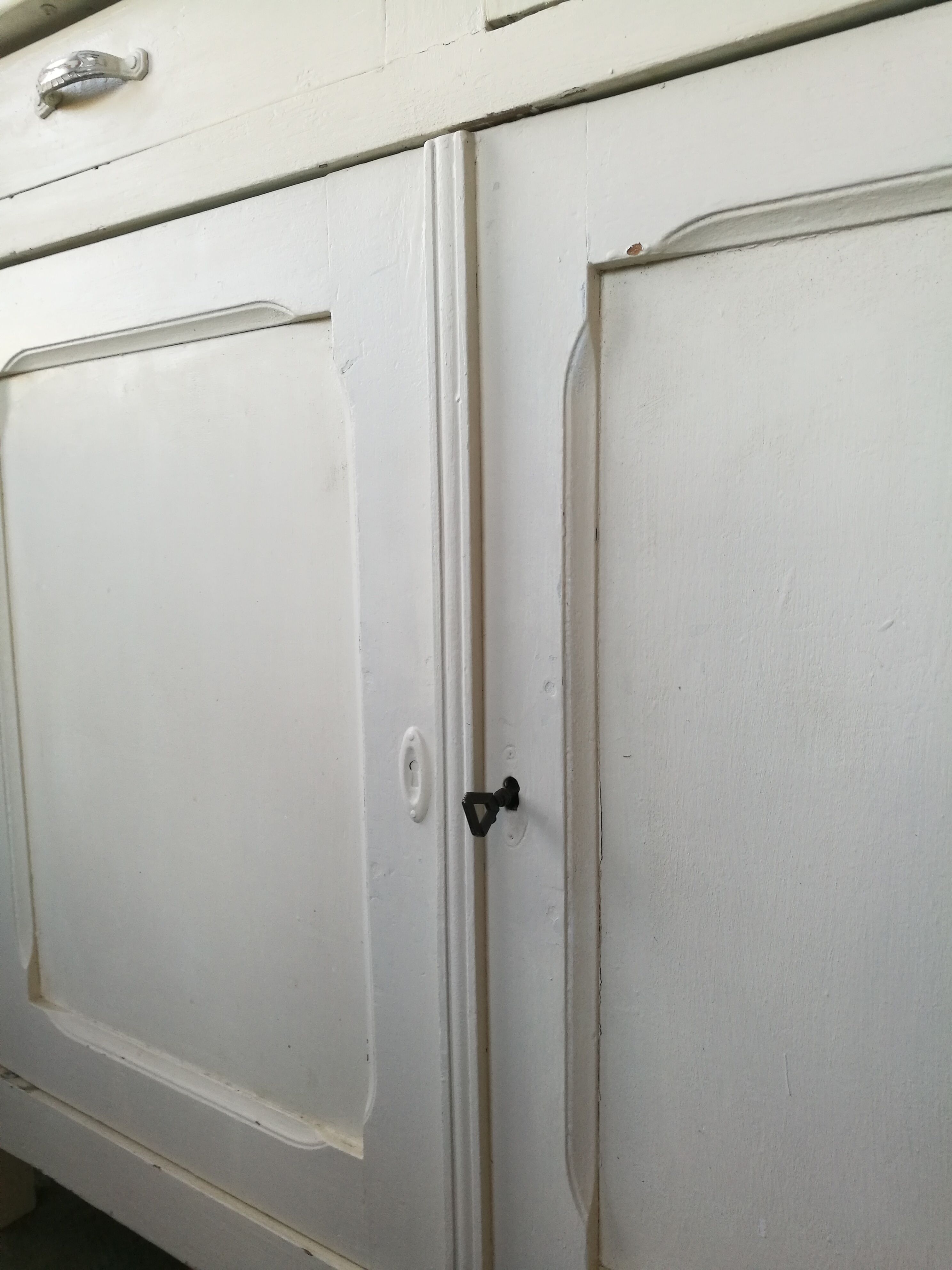 White parisian buffet