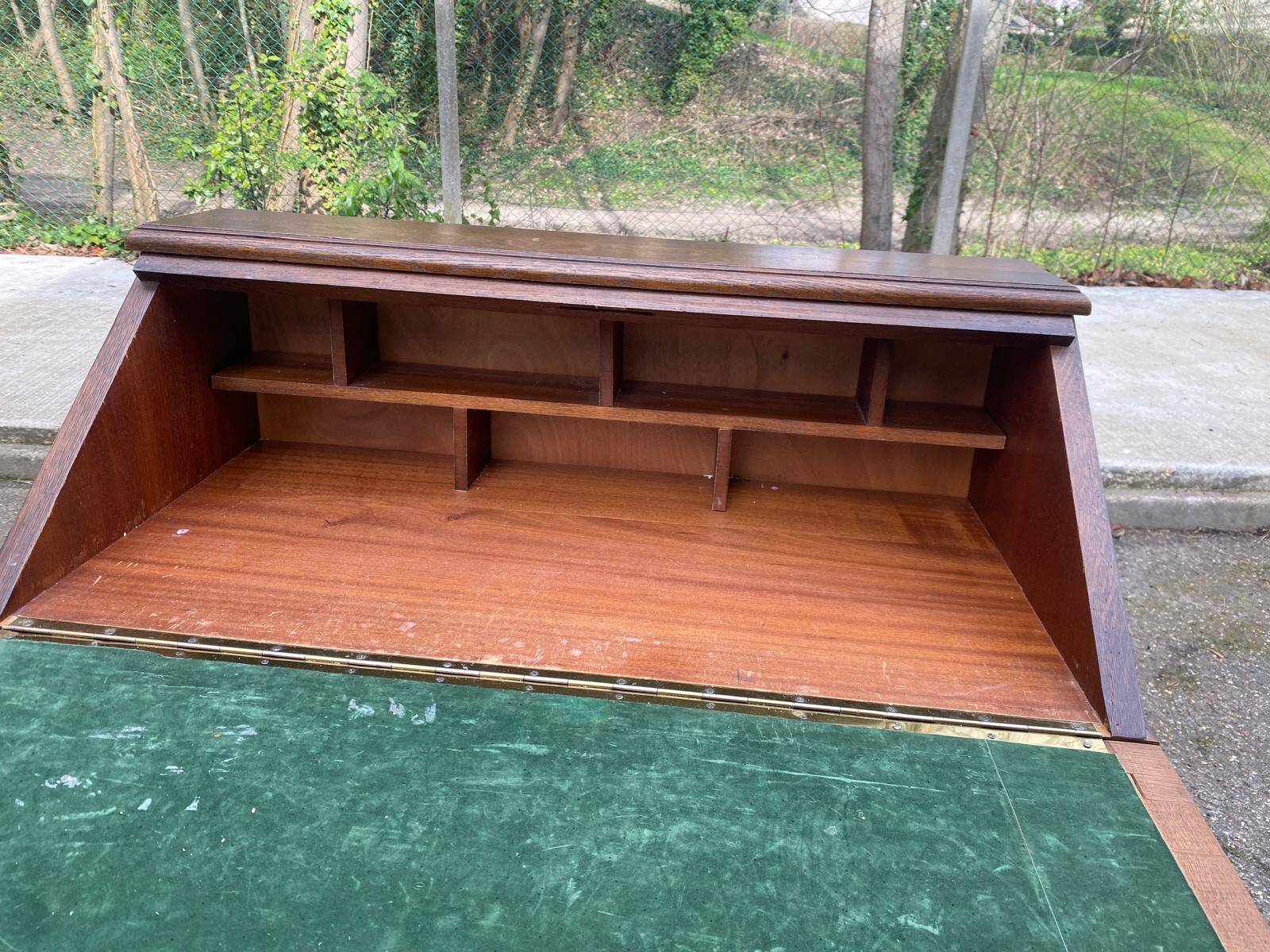 Secretary desk with slanted top and 3 drawers in Louis XV style.